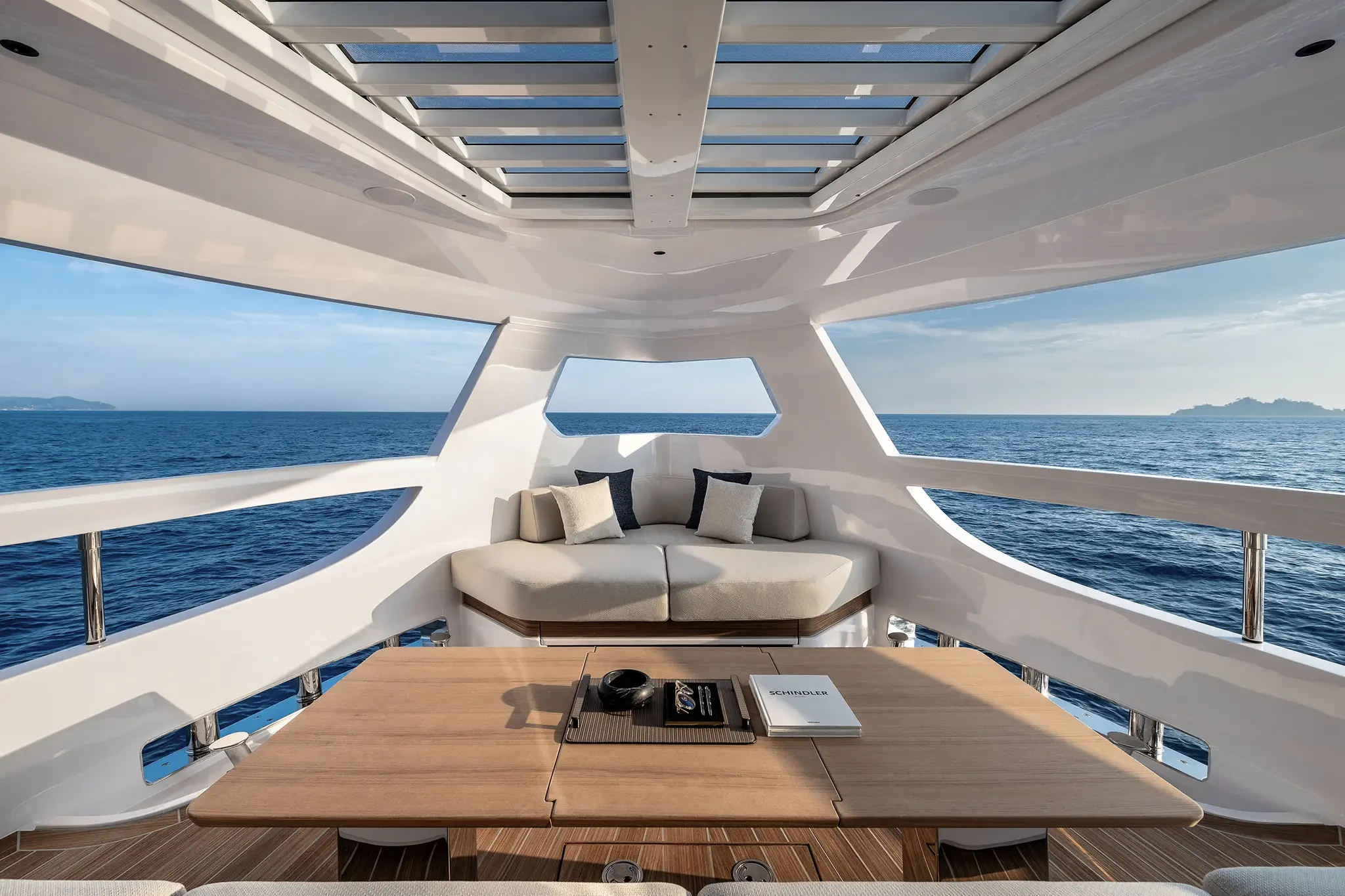 Ferretti Infynito 80, flybridge met tafel en zithoek
