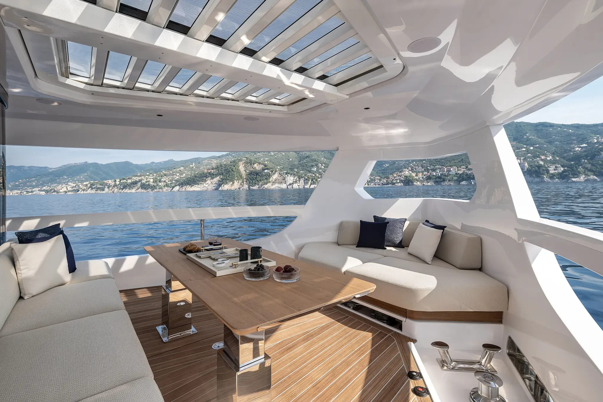 Ferretti Infynito 80, lounge met tafel en zeezicht