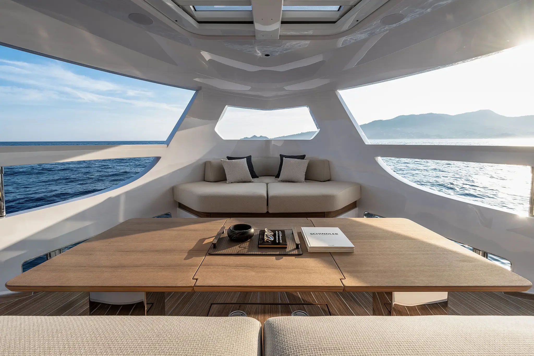 Ferretti Infynito 80, salon met eettafel en zeezicht
