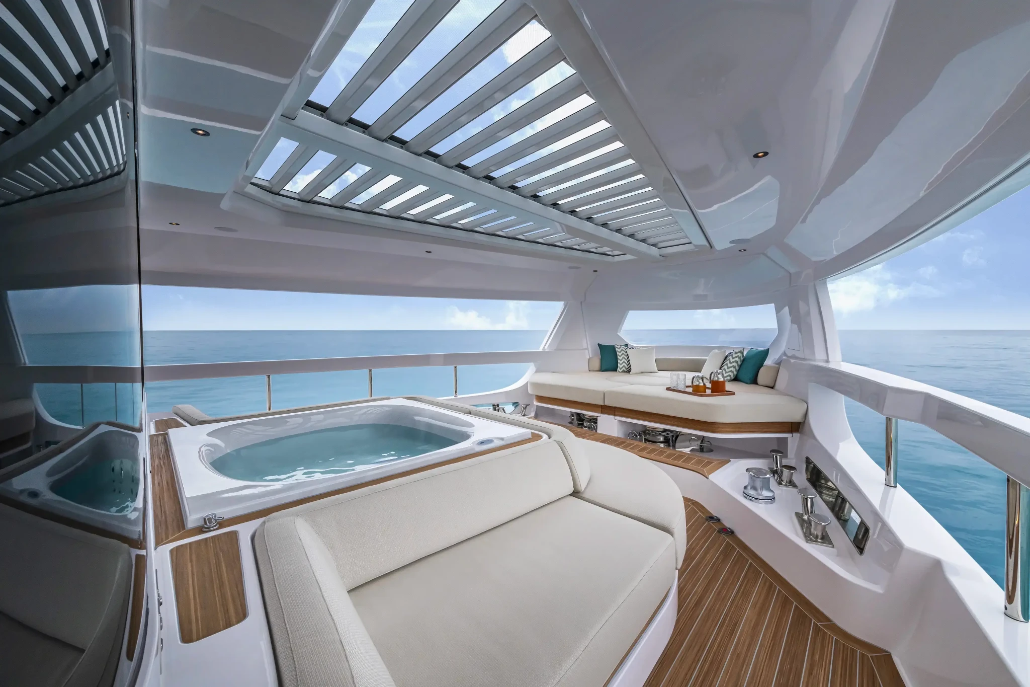 Ferretti Infynito 90, achterdek met jacuzzi en lounge
