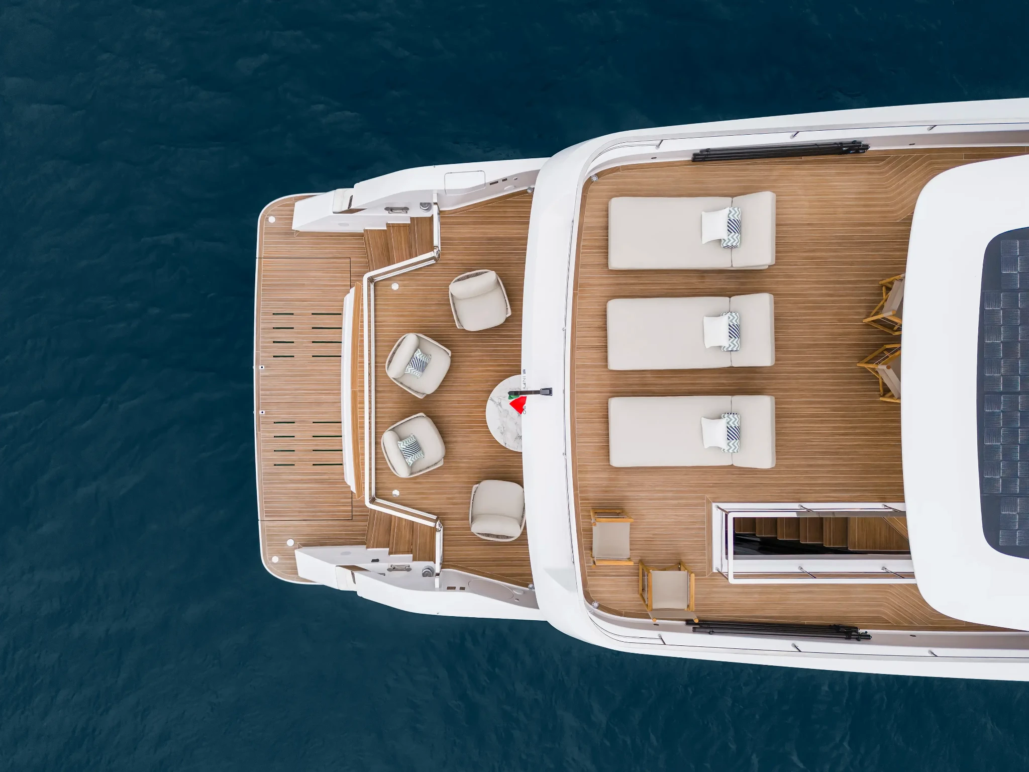 Ferretti Infynito 90, achterdek met ligbedden en loungestoelen