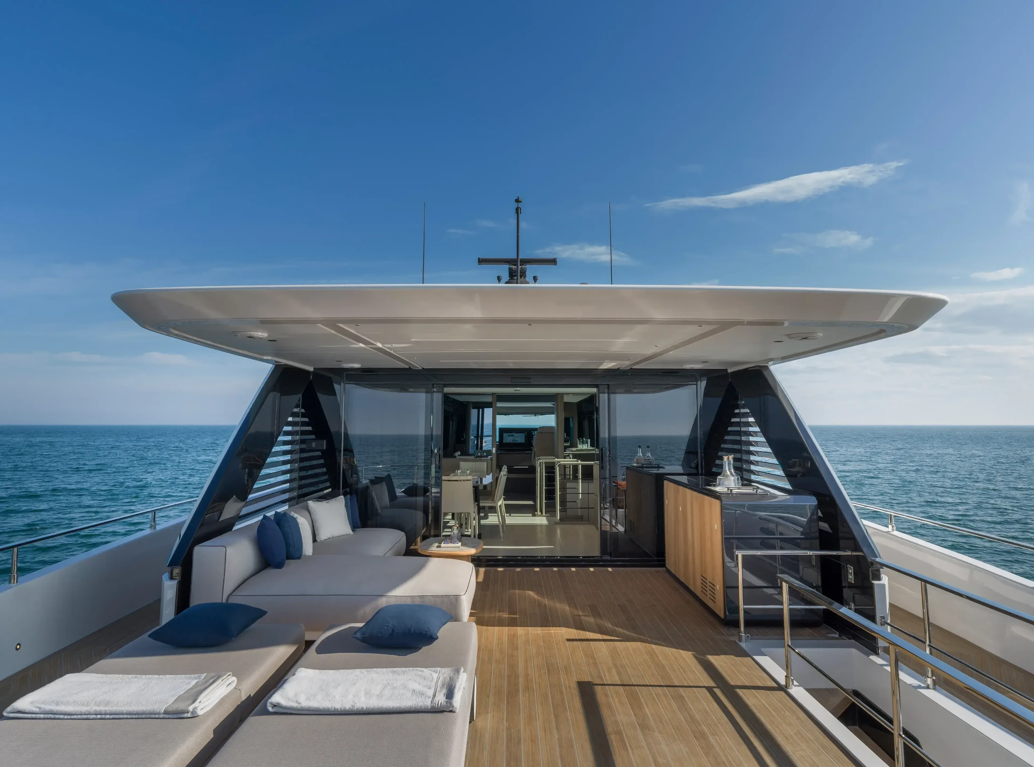 Ferretti Infynito 90, achterdek met loungebanken en zeezicht