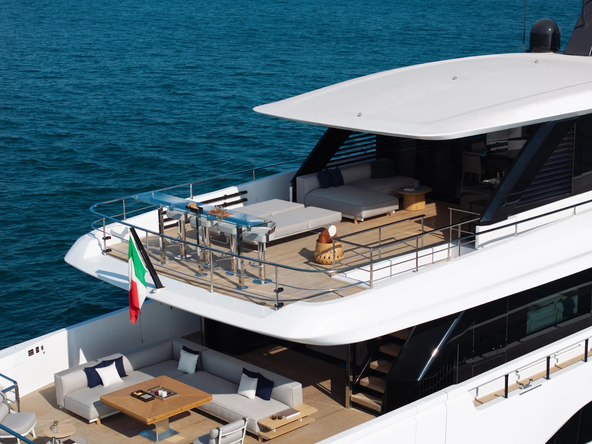 Ferretti Infynito 90, boot dek met loungebank