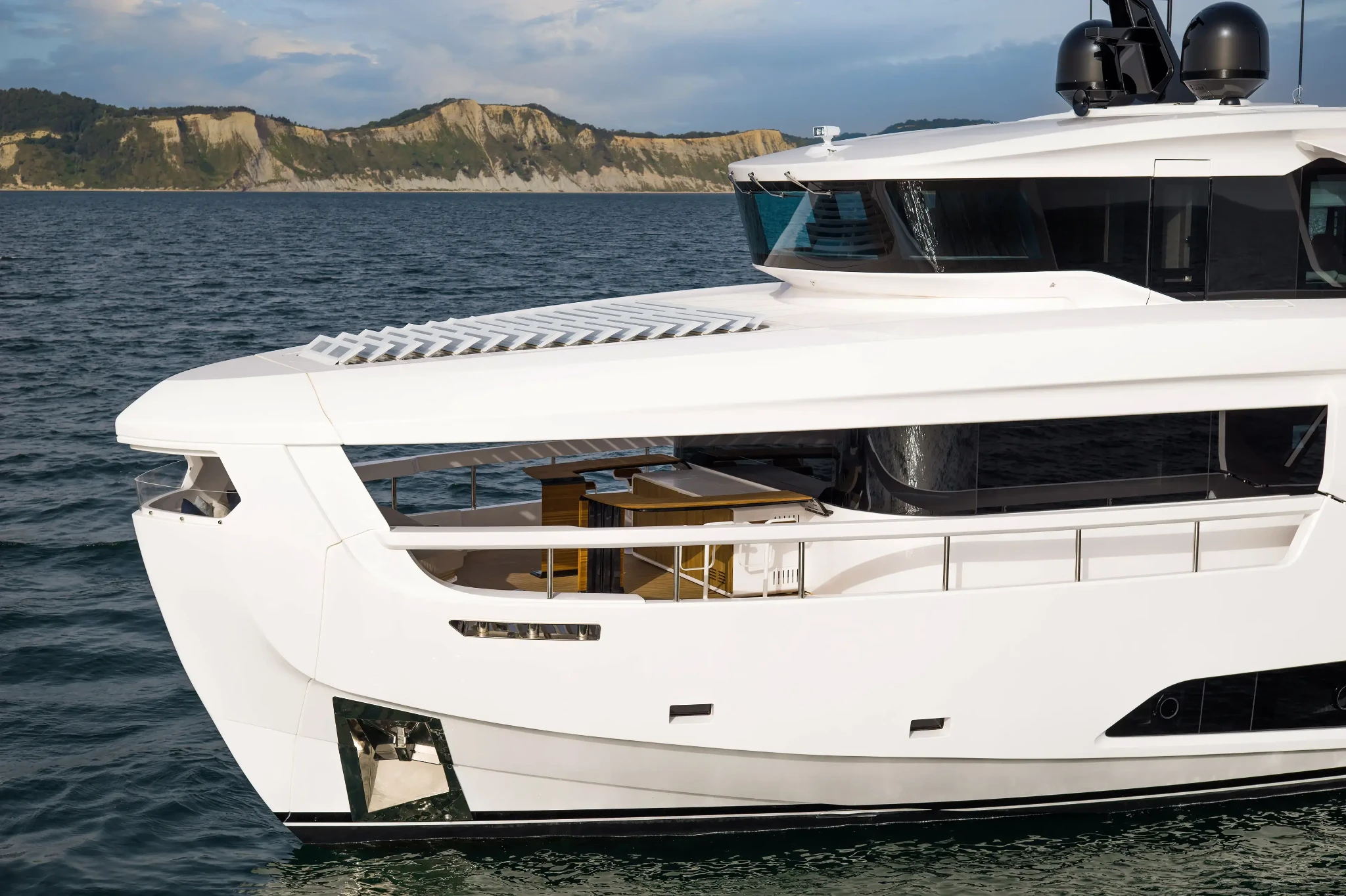 Ferretti Infynito 90, boot voorsteven op zee