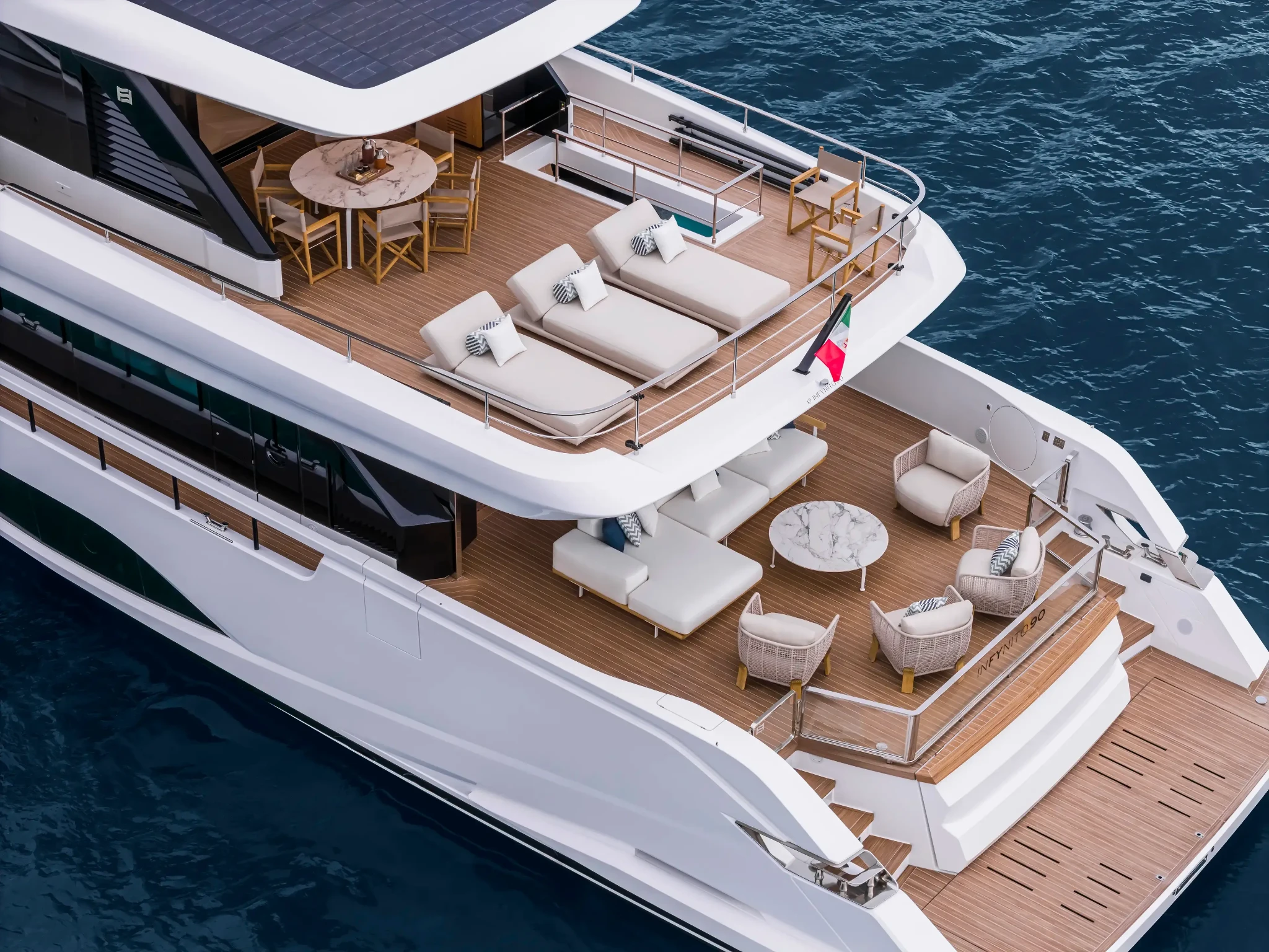 Ferretti Infynito 90, bovenaanzicht dek met loungebanken