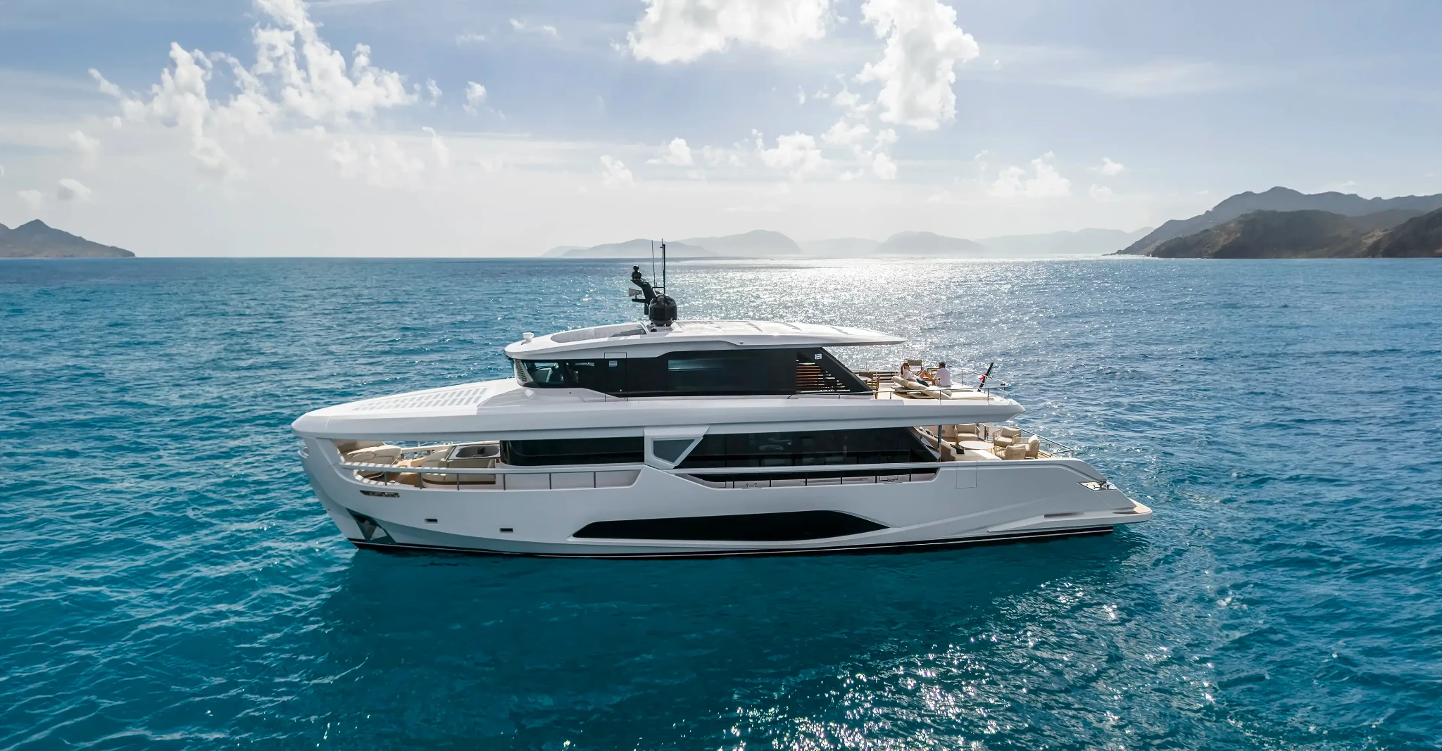 Ferretti Infynito 90, jacht varend op zee