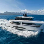 Ferretti Infynito 90, jacht varend op zee