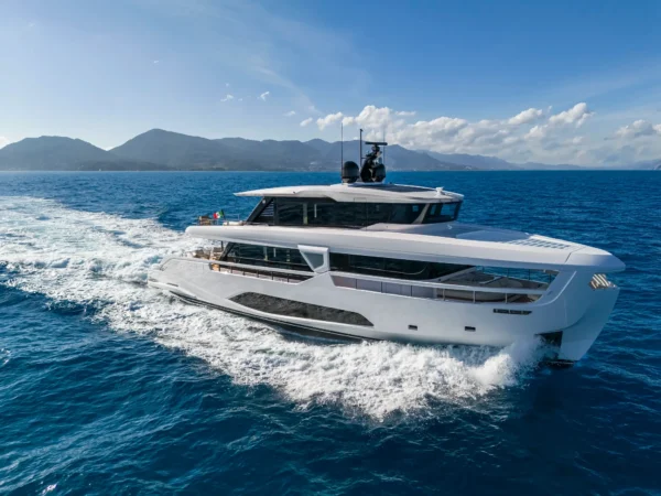 Ferretti Infynito 90, jacht varend op zee