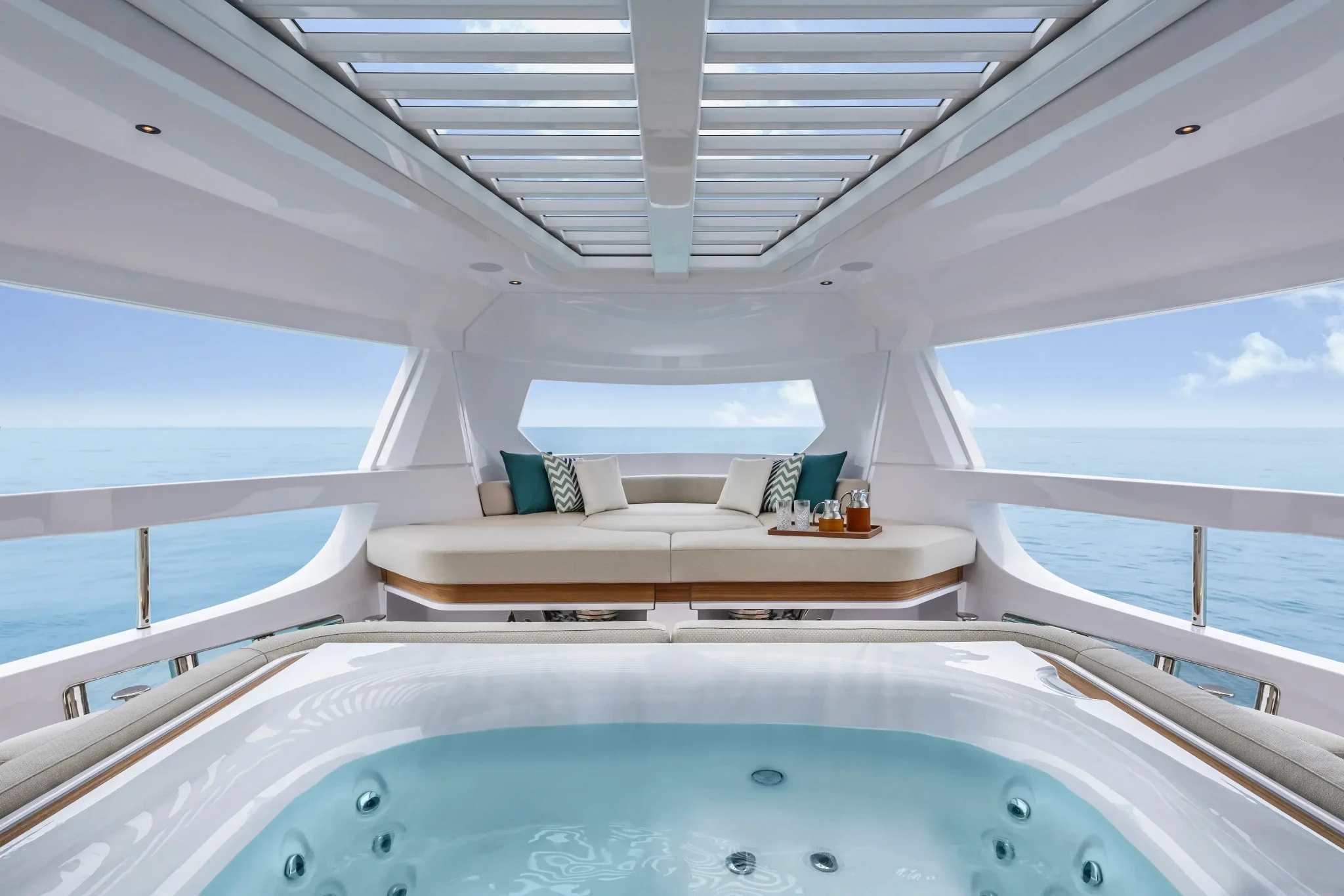 Ferretti Infynito 90, jacuzzi met lounge en zeezicht