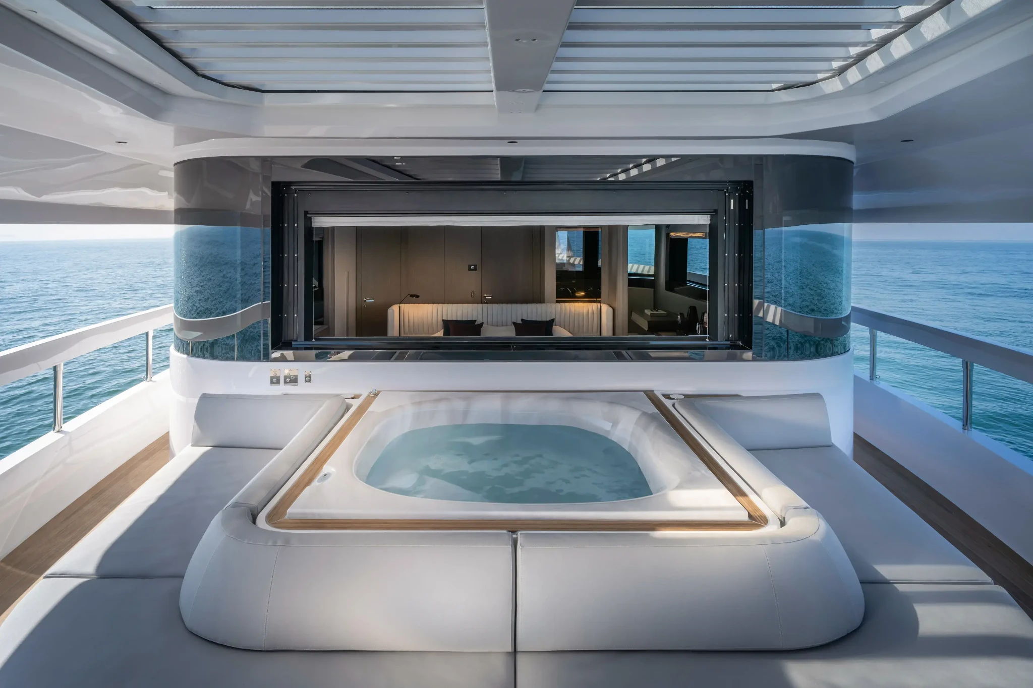 Ferretti Infynito 90, jacuzzi op achterdek met zeezicht