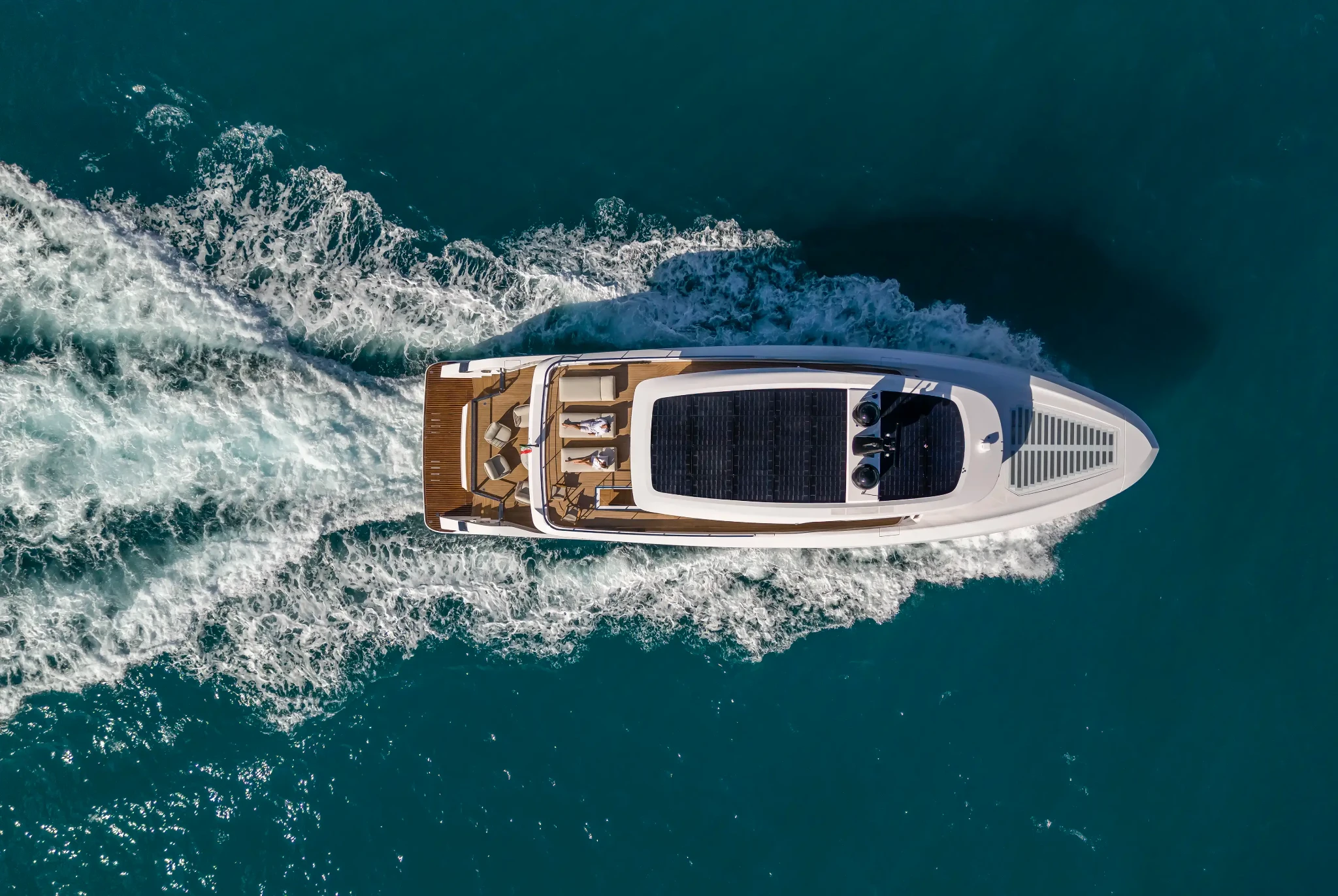 Ferretti Infynito 90, luxe jacht vaart op zee