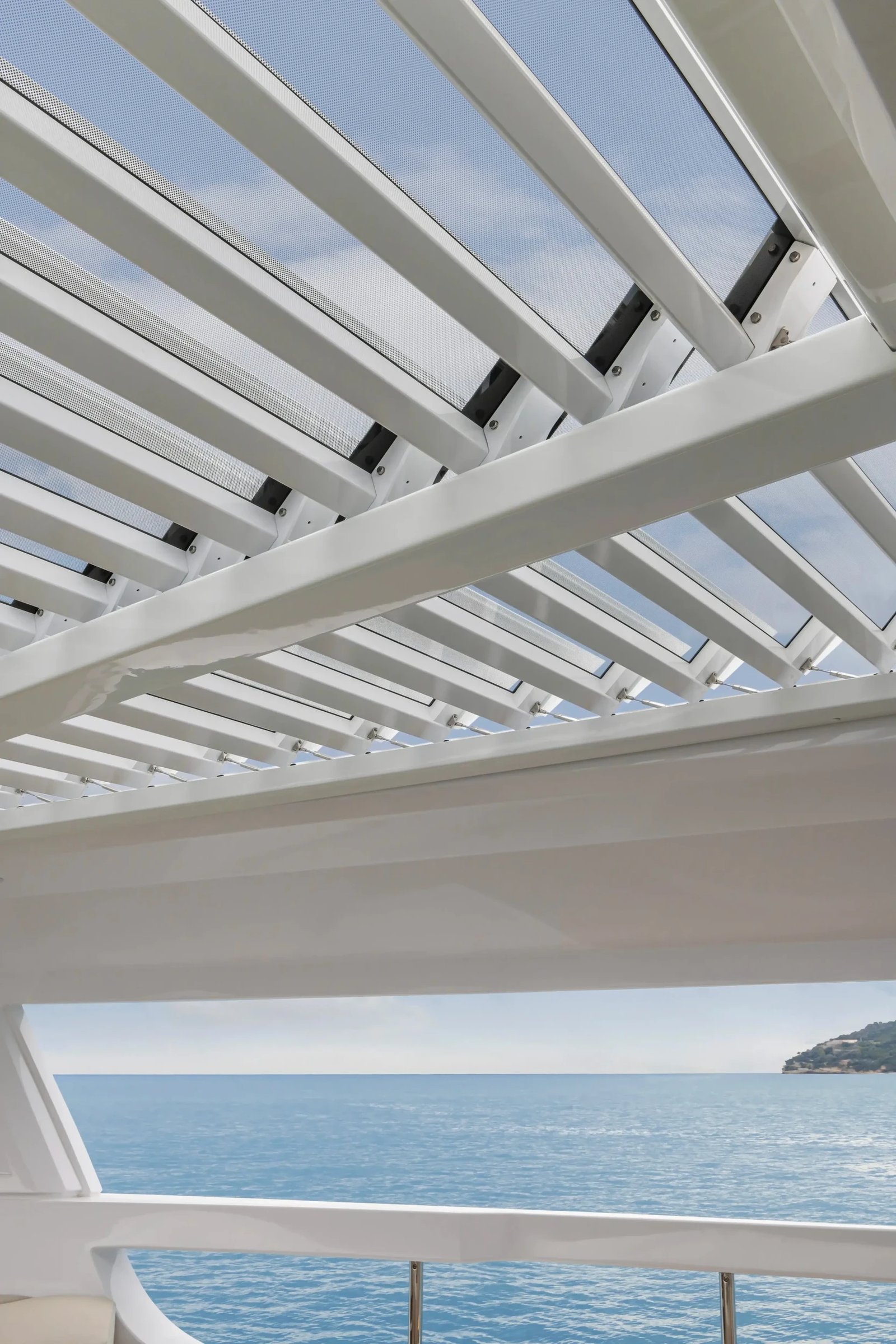 Ferretti Infynito 90, pergola dak met zeezicht