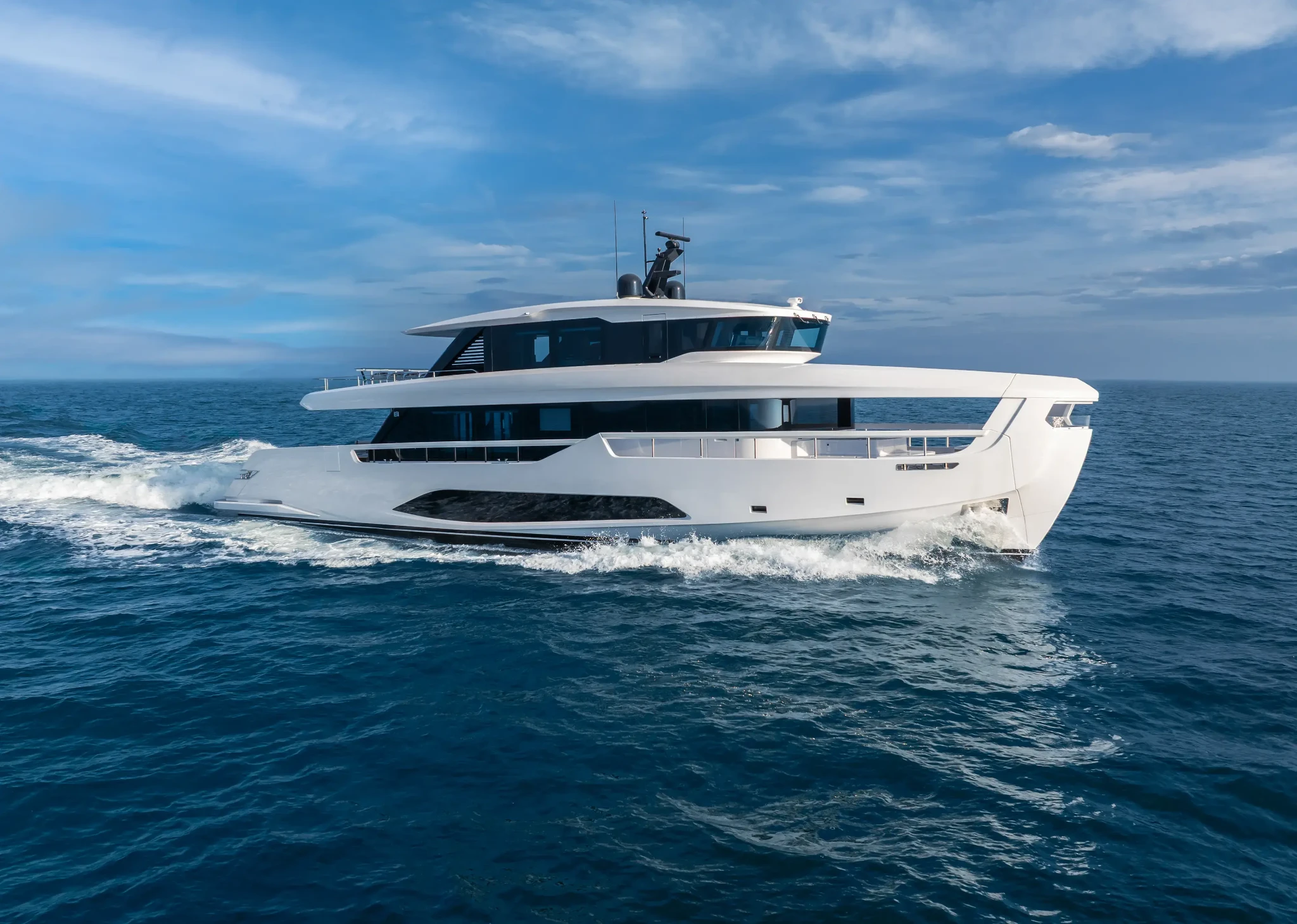 Ferretti Infynito 90, witte motorjacht varend op zee