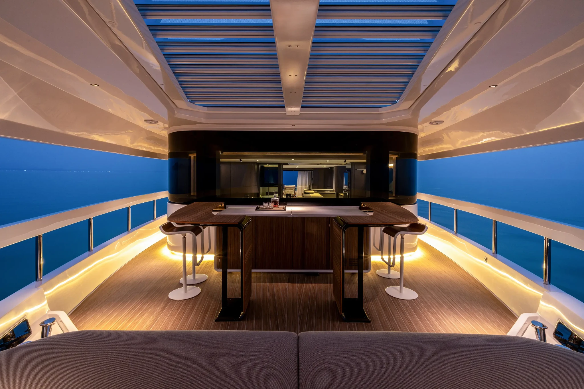 Ferretti Infynito 90, achterdek met bar en zitplaatsen