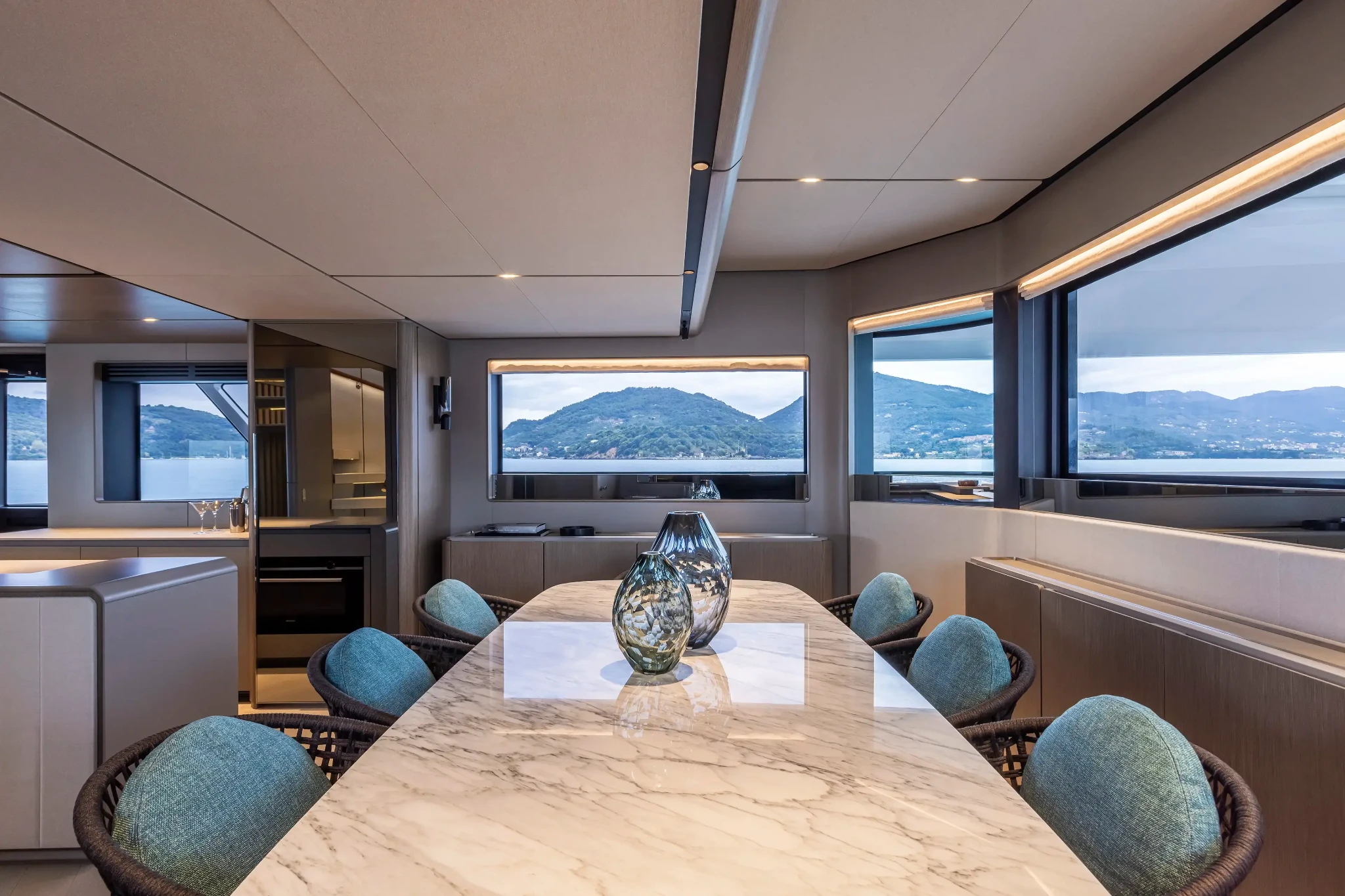 Ferretti Infynito 90, eetkamer met marmeren tafel