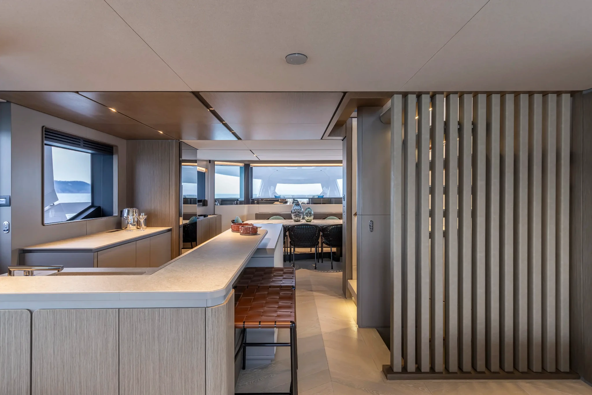 Ferretti Infynito 90, keuken met eetkamer aan boord