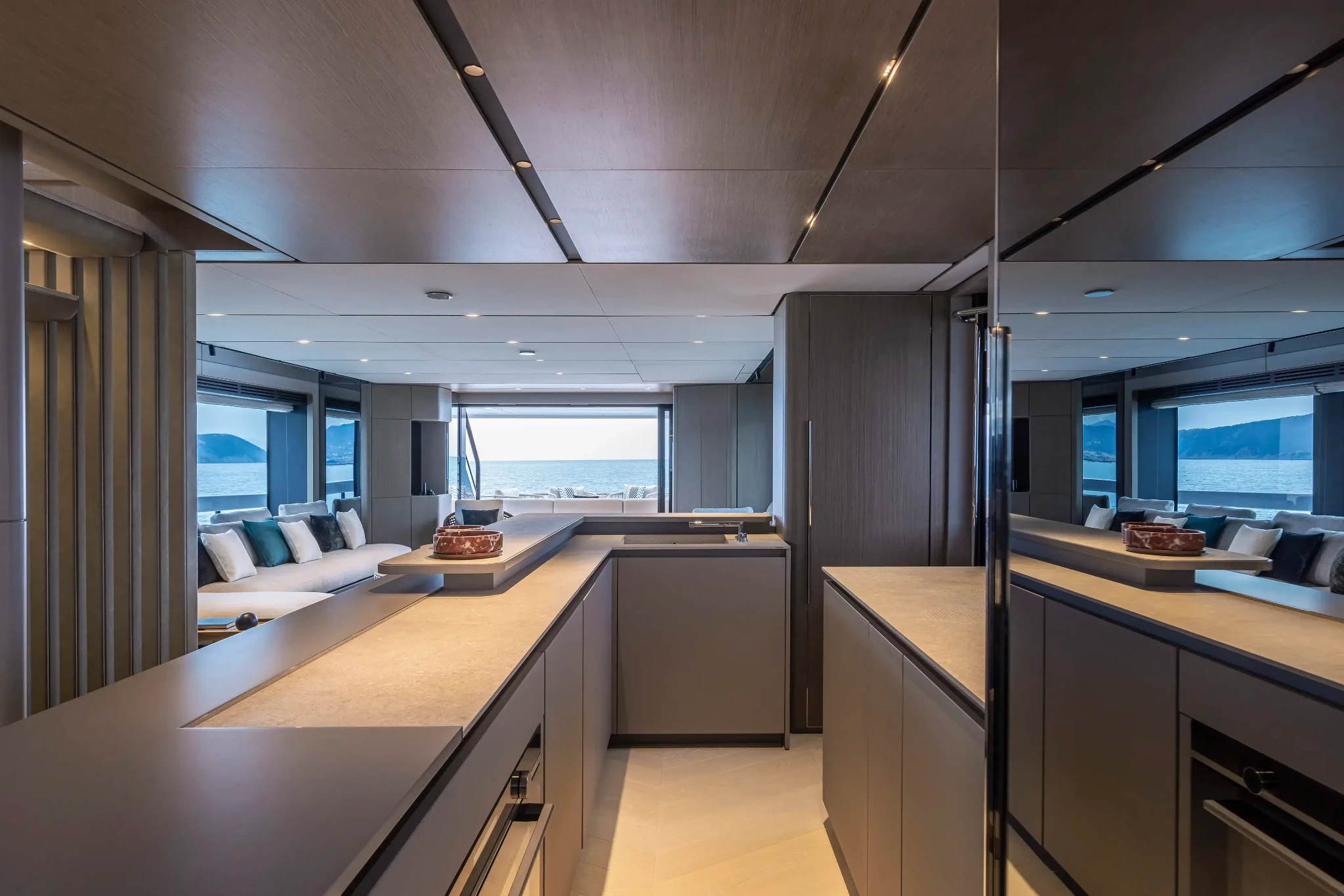 Ferretti Infynito 90, keuken met zeezicht en zithoek