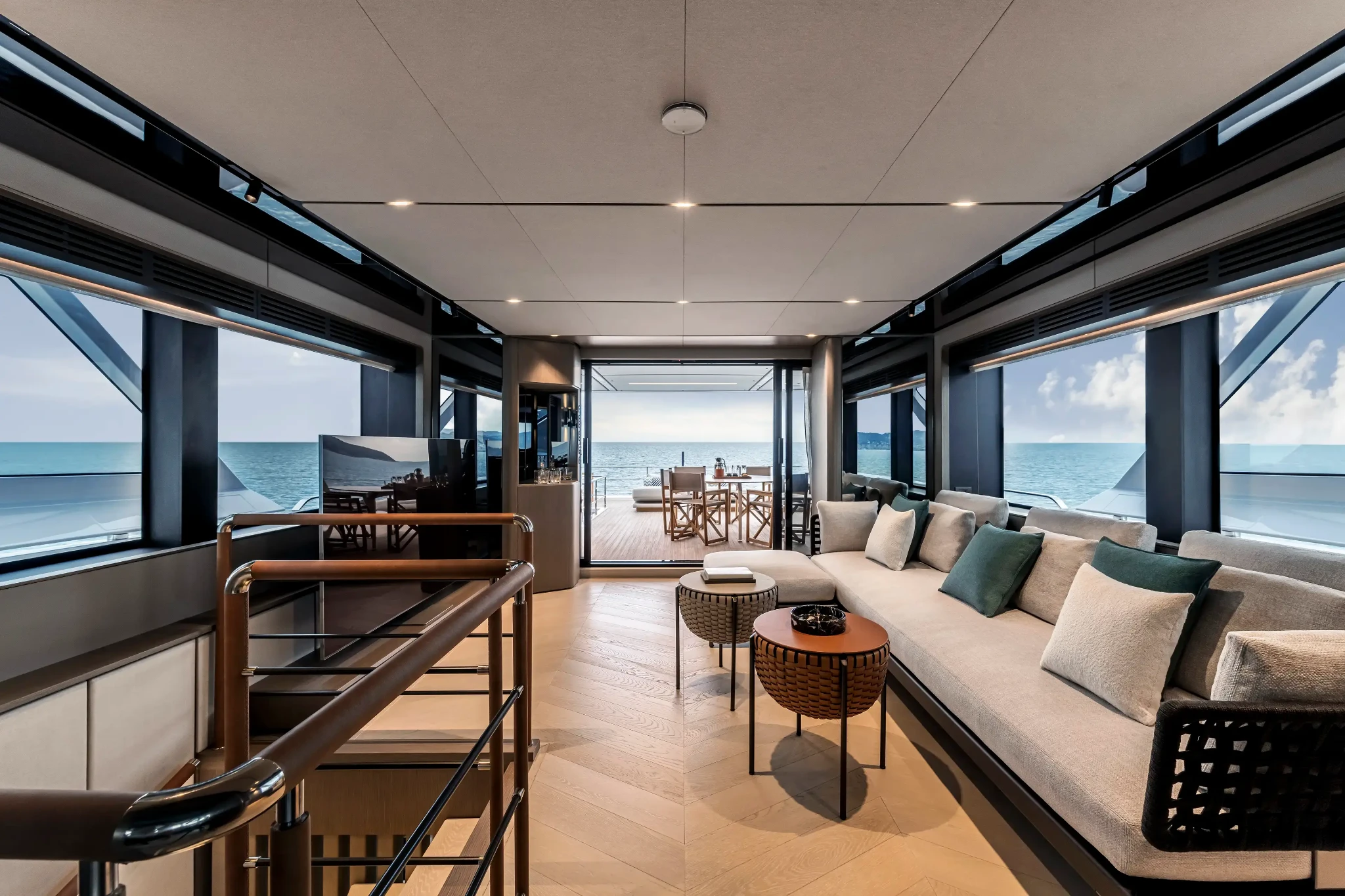 Ferretti Infynito 90, lounge met zeezicht en zithoek