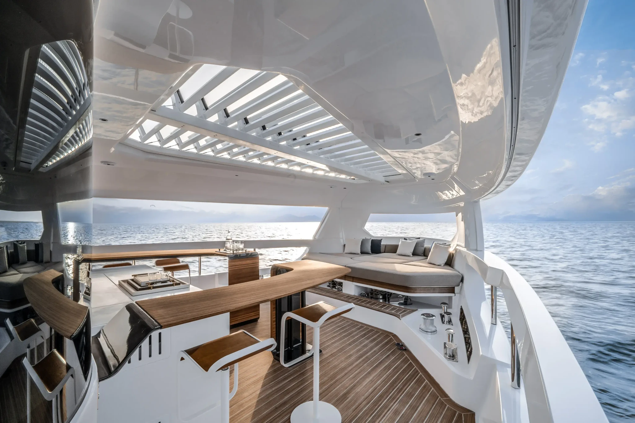 Ferretti Infynito 90, lounge zitbank met bar