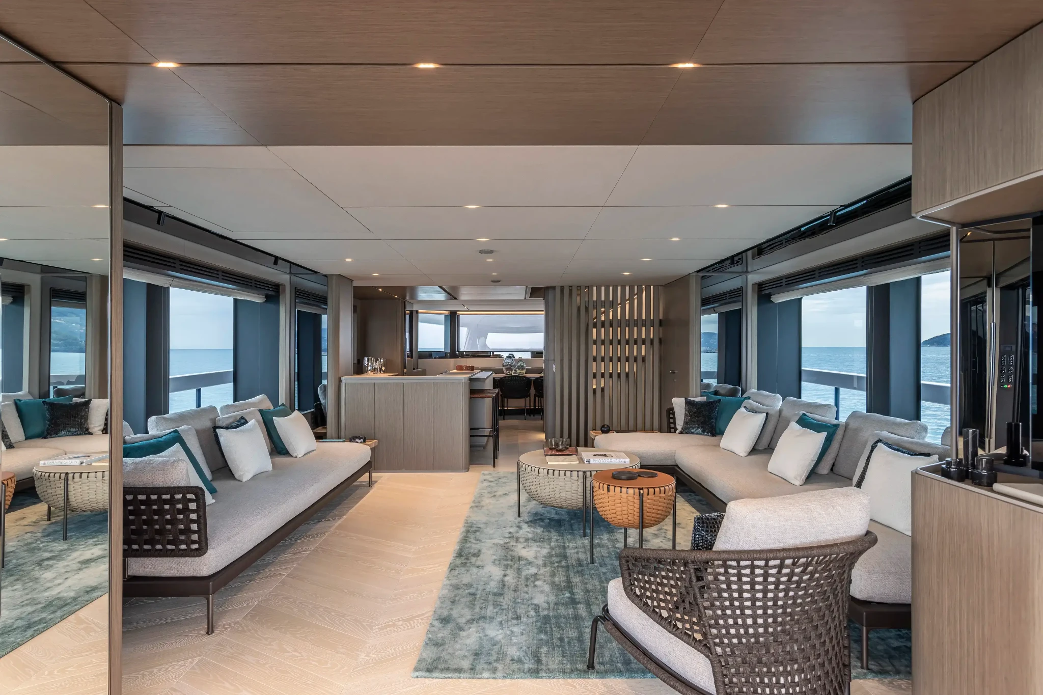 Ferretti Infynito 90, luxe salon met loungebanken