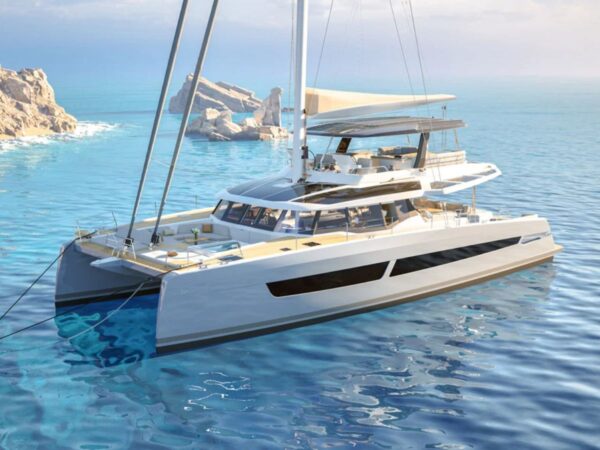 Fountaine Pajot FPY 70S, catamaran voor anker bij rotsen