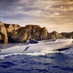 Frauscher 1017 GT Air, witte speedboot vaart langs kliffen
