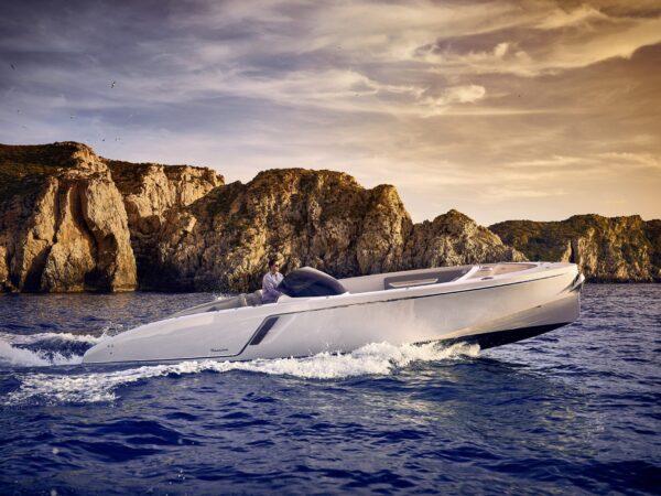 Frauscher 1017 GT Air, witte speedboot vaart langs kliffen