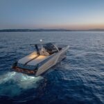 Frauscher 1212 Ghost Air, boot varend bij schemering
