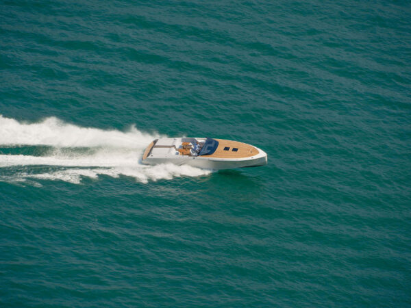 Frauscher 1212 Ghost, speedboot varend op zee