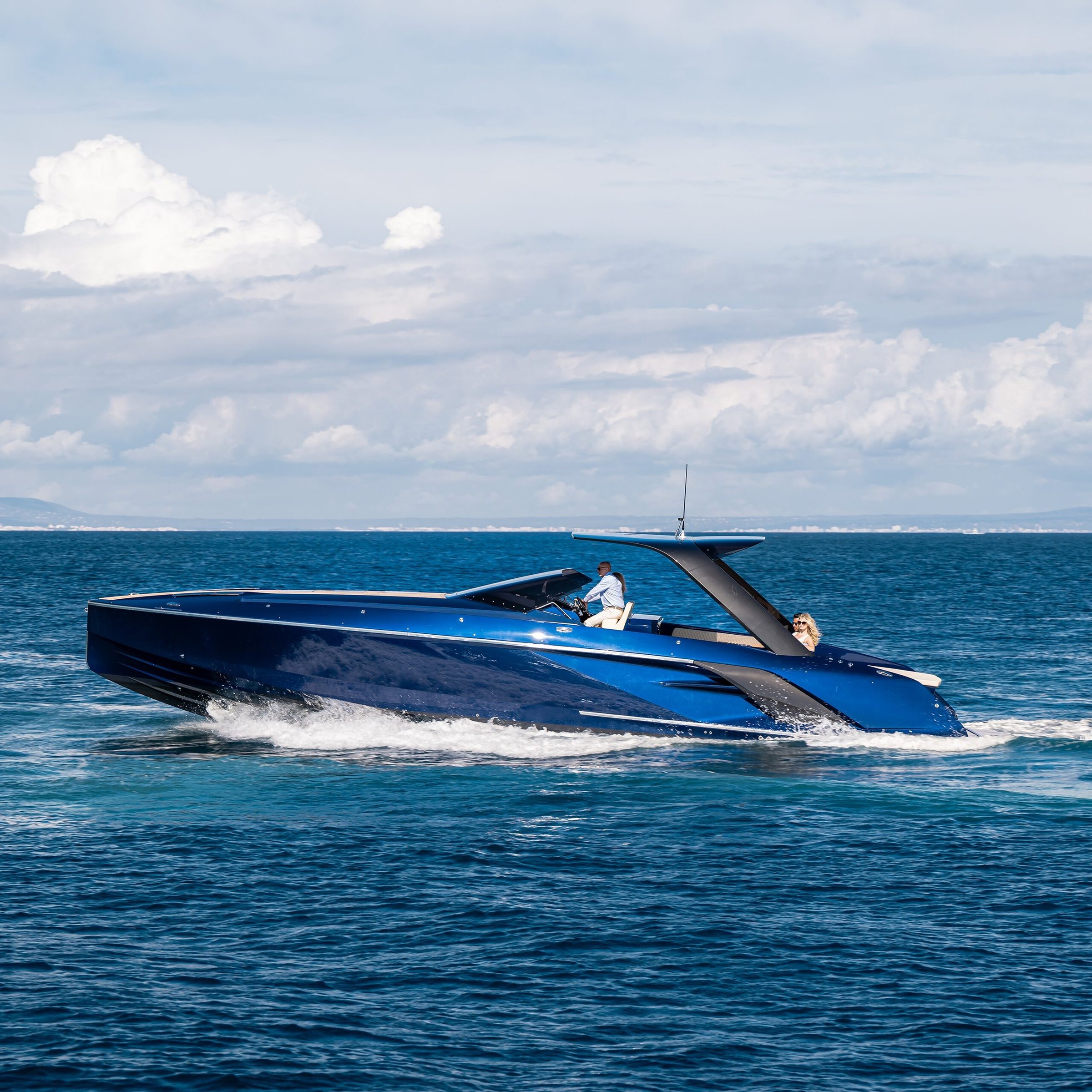 Frauscher 1414 Demon, blauwe boot varend op zee