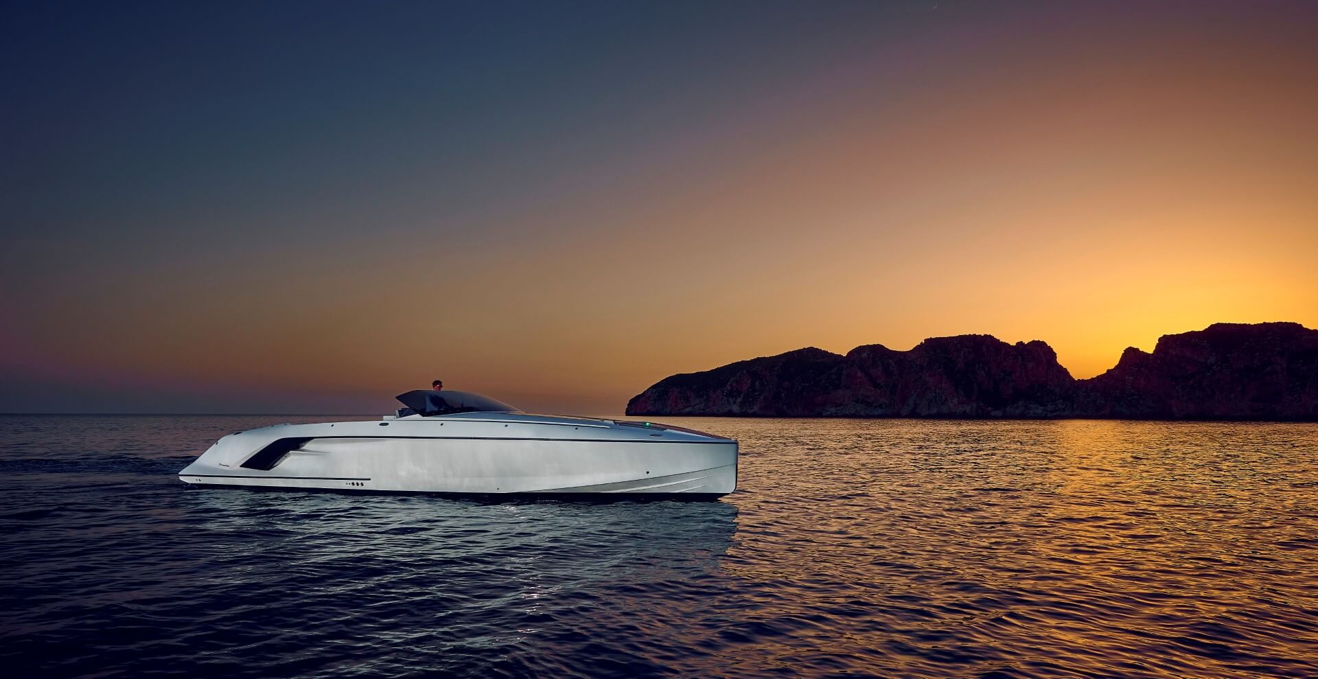 Frauscher 1414 Demon, boot varend bij zonsondergang