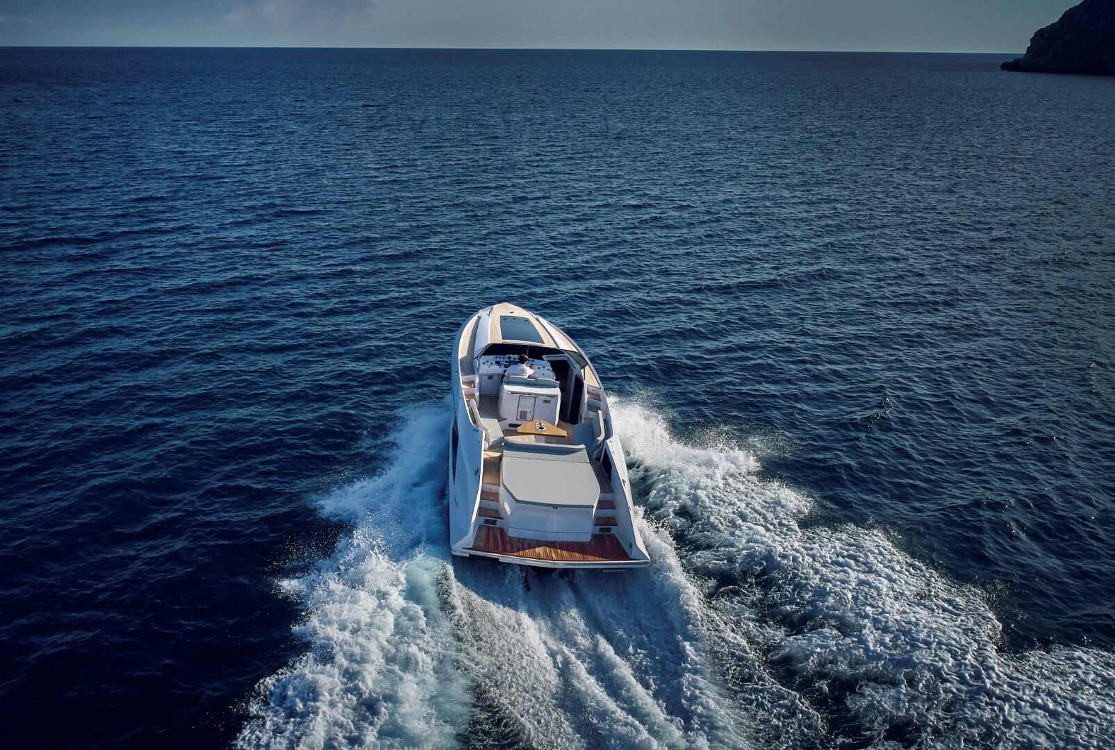 Frauscher 1414 Demon, boot varend op zee