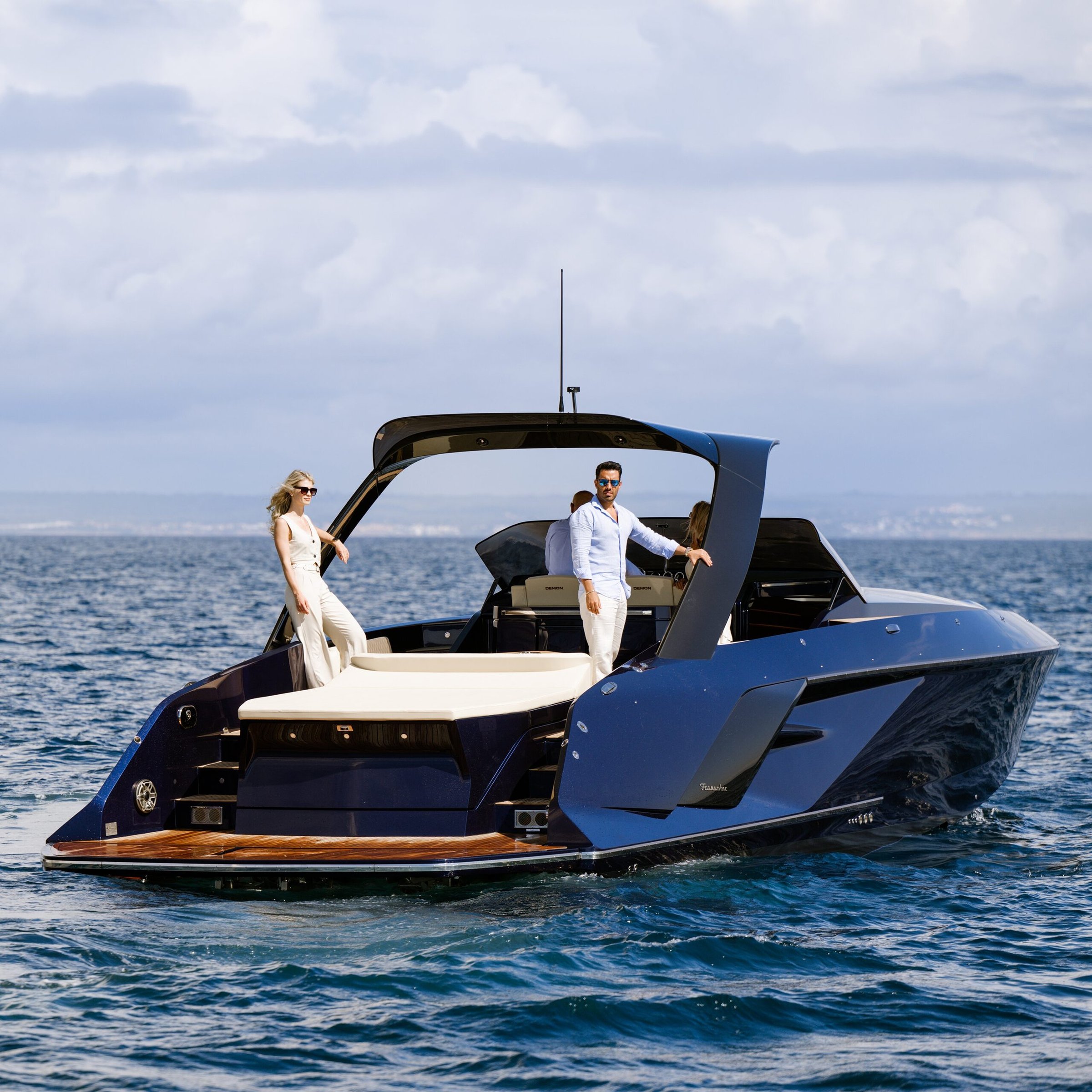 Frauscher 1414 Demon, luxe boot varend op zee