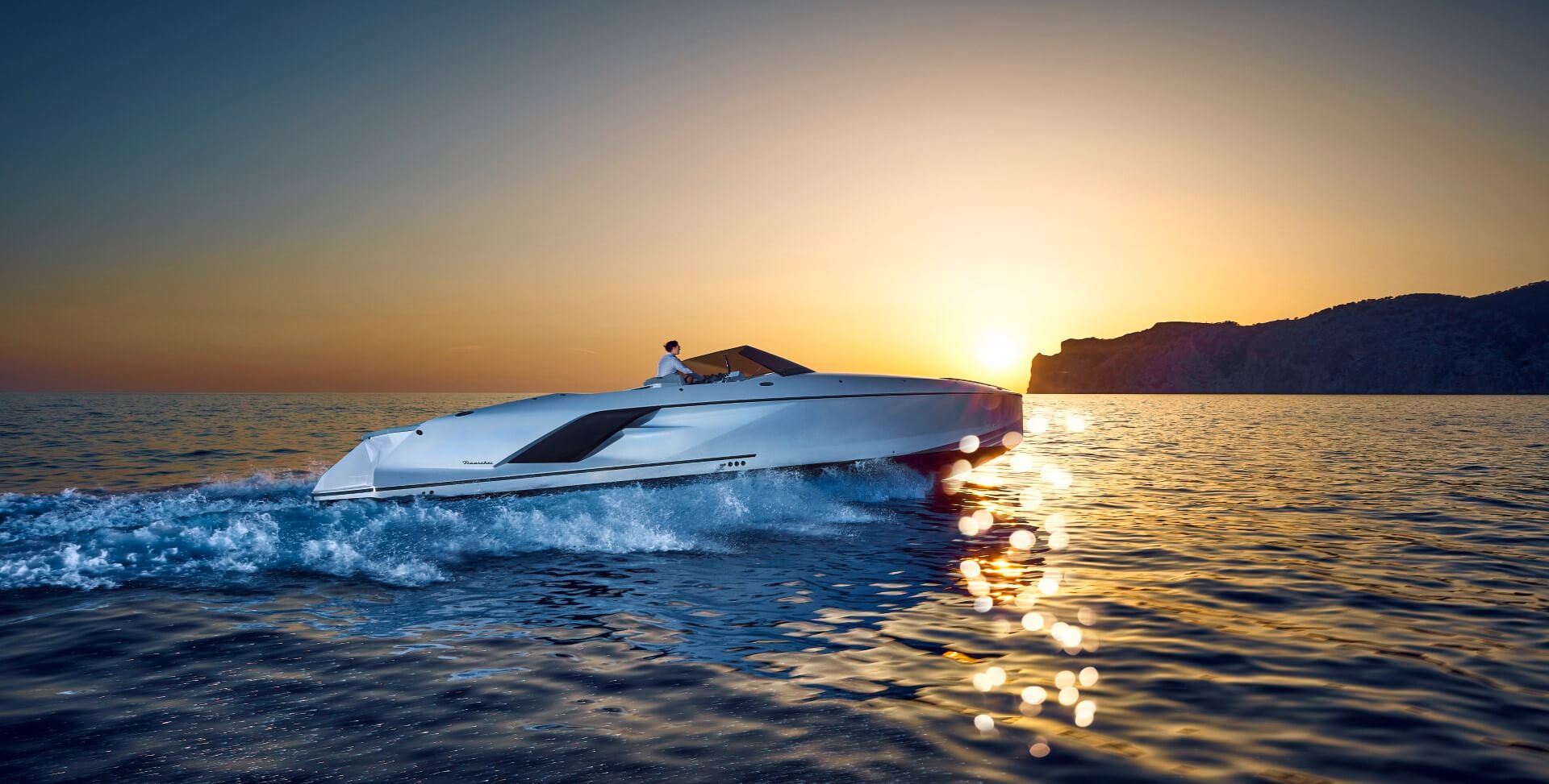 Frauscher 1414 Demon, witte speedboot vaart bij zonsondergang