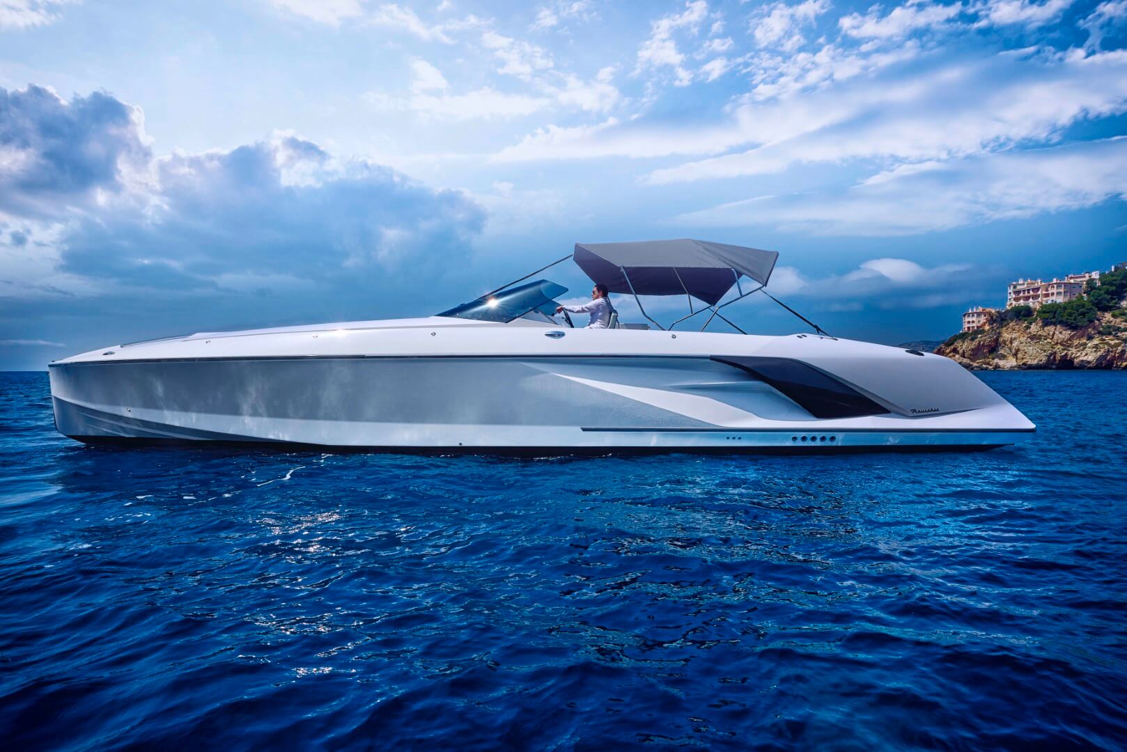 Frauscher 1414 Demon, witte speedboot vaart op zee