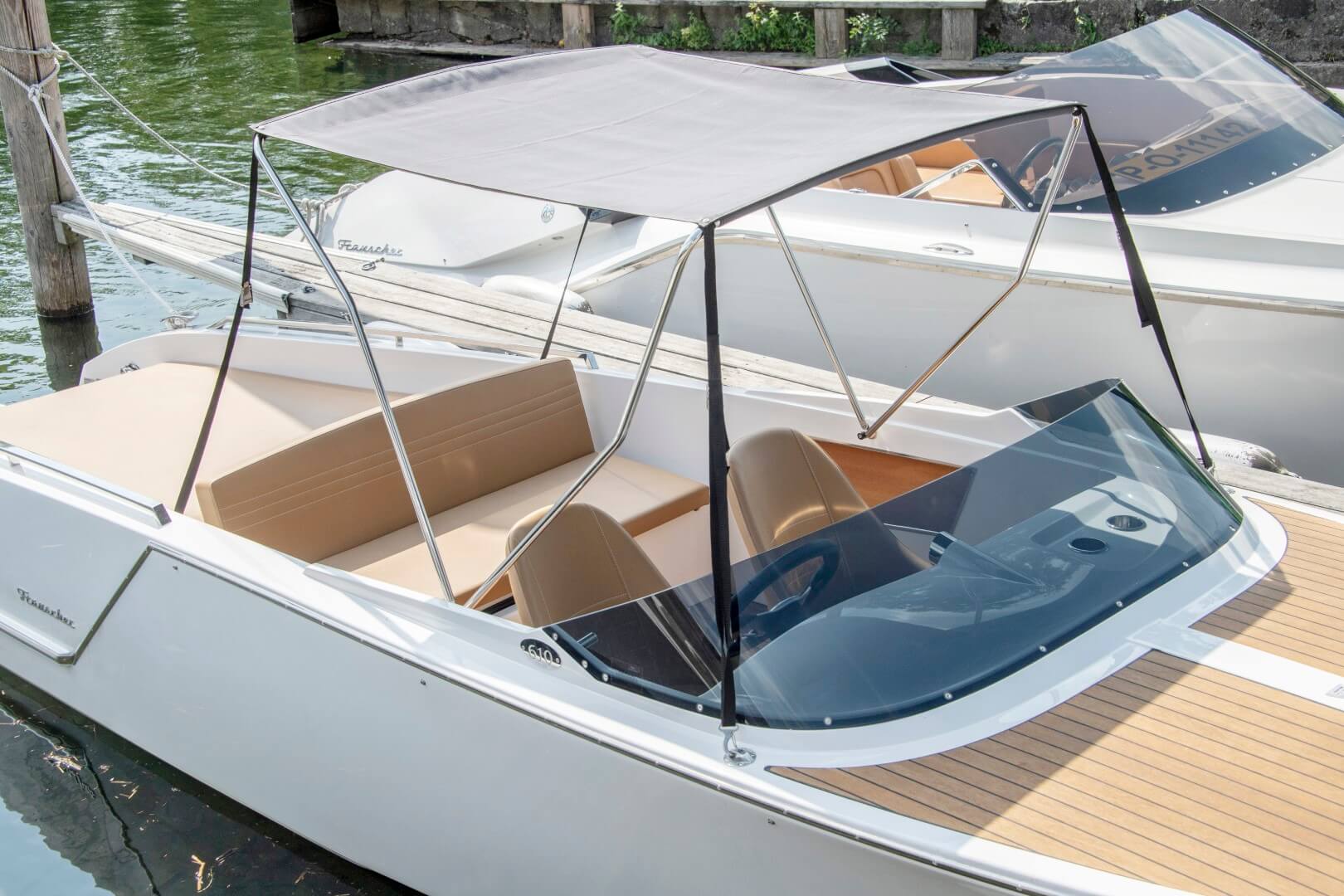 Frauscher 610 San Remo, boot met zonnedak aangemeerd