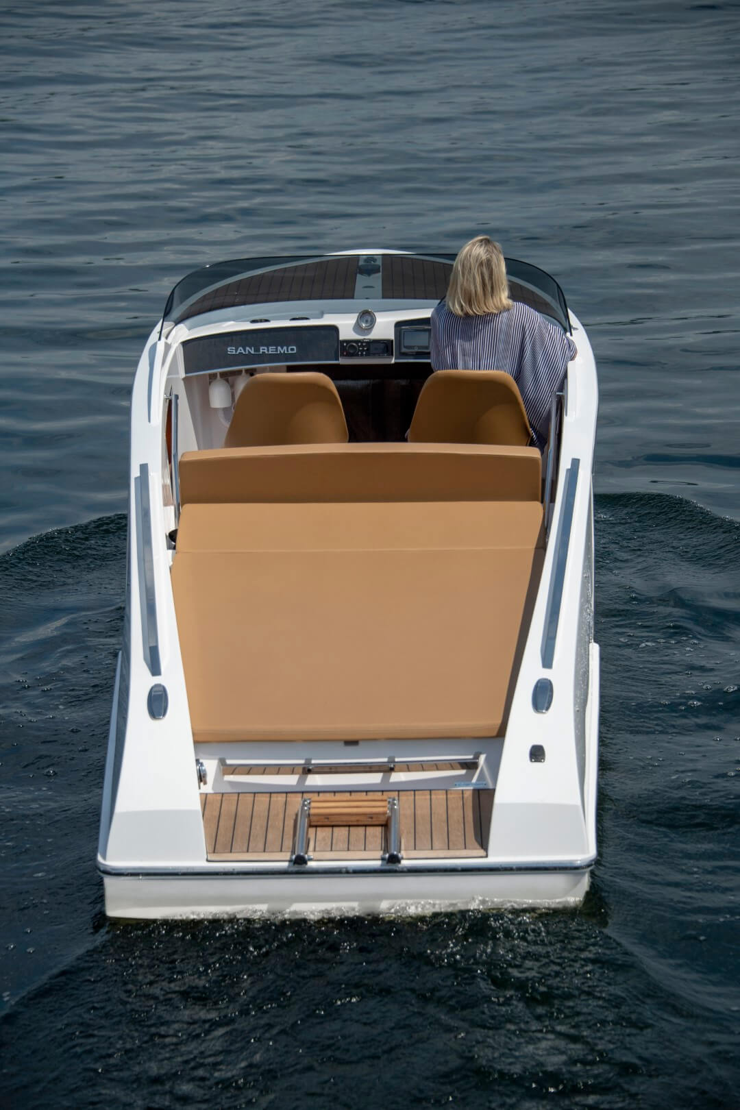 Frauscher 610 San Remo, boot varend op water met vrouw