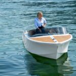Frauscher 610 San Remo, vrouw staand op boot