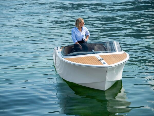 Frauscher 610 San Remo, vrouw staand op boot