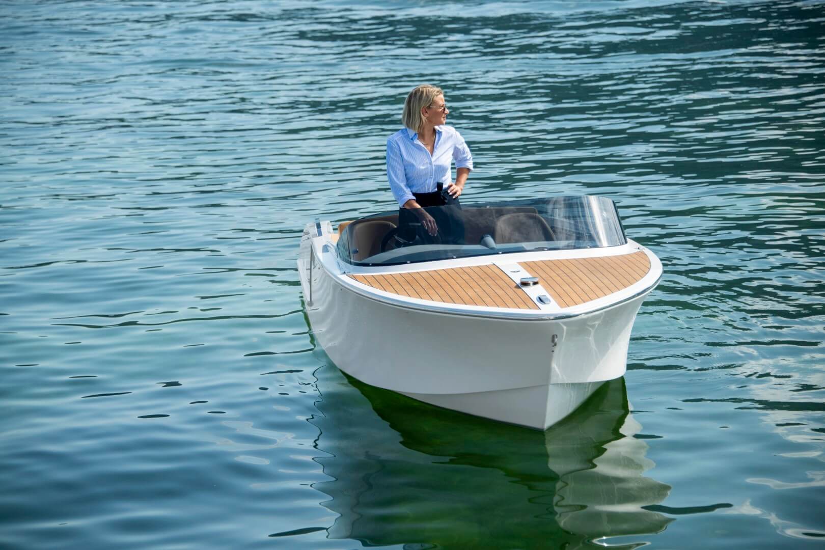 Frauscher 610 San Remo, vrouw staand op boot