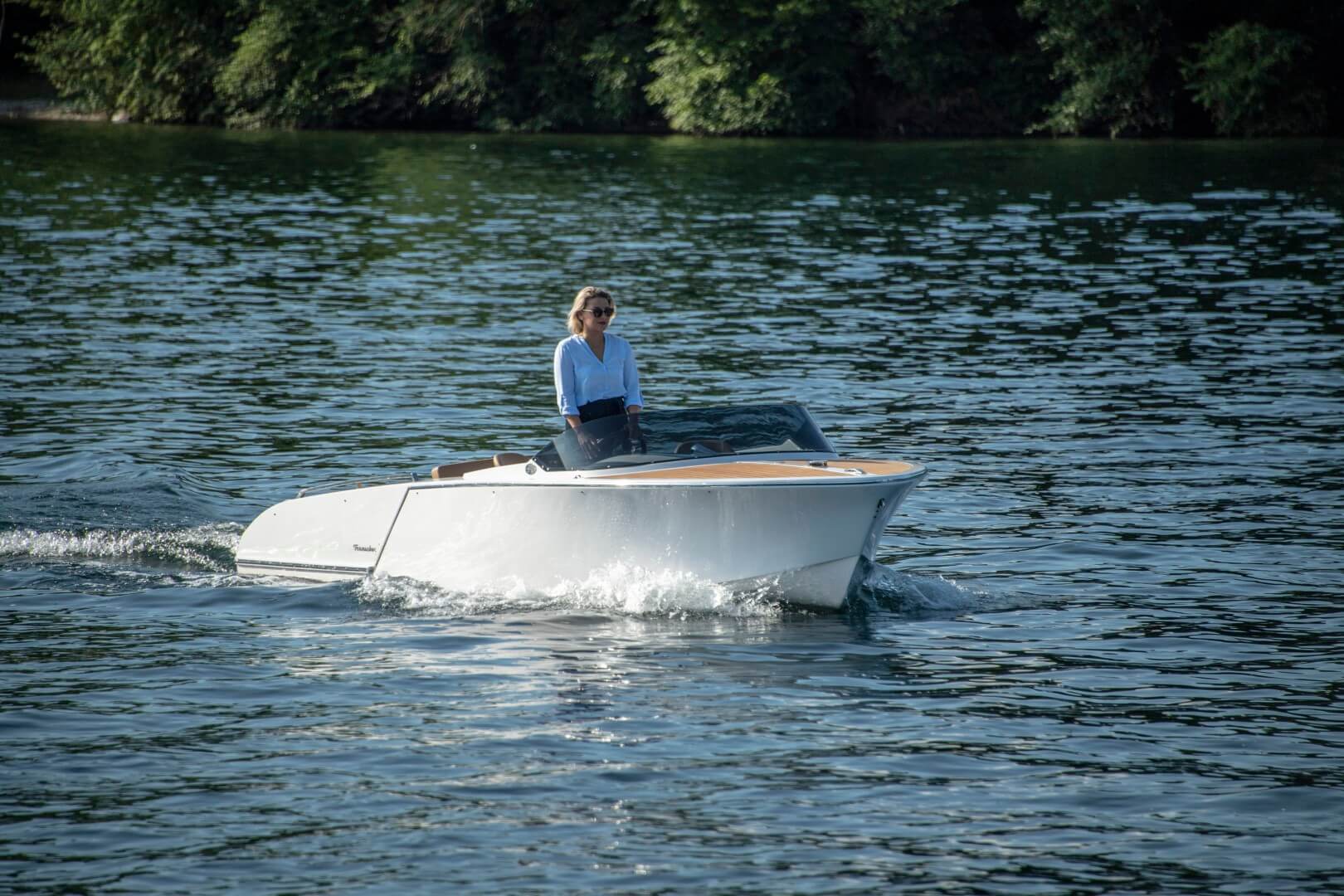 Frauscher 610 San Remo, witte boot varend op water