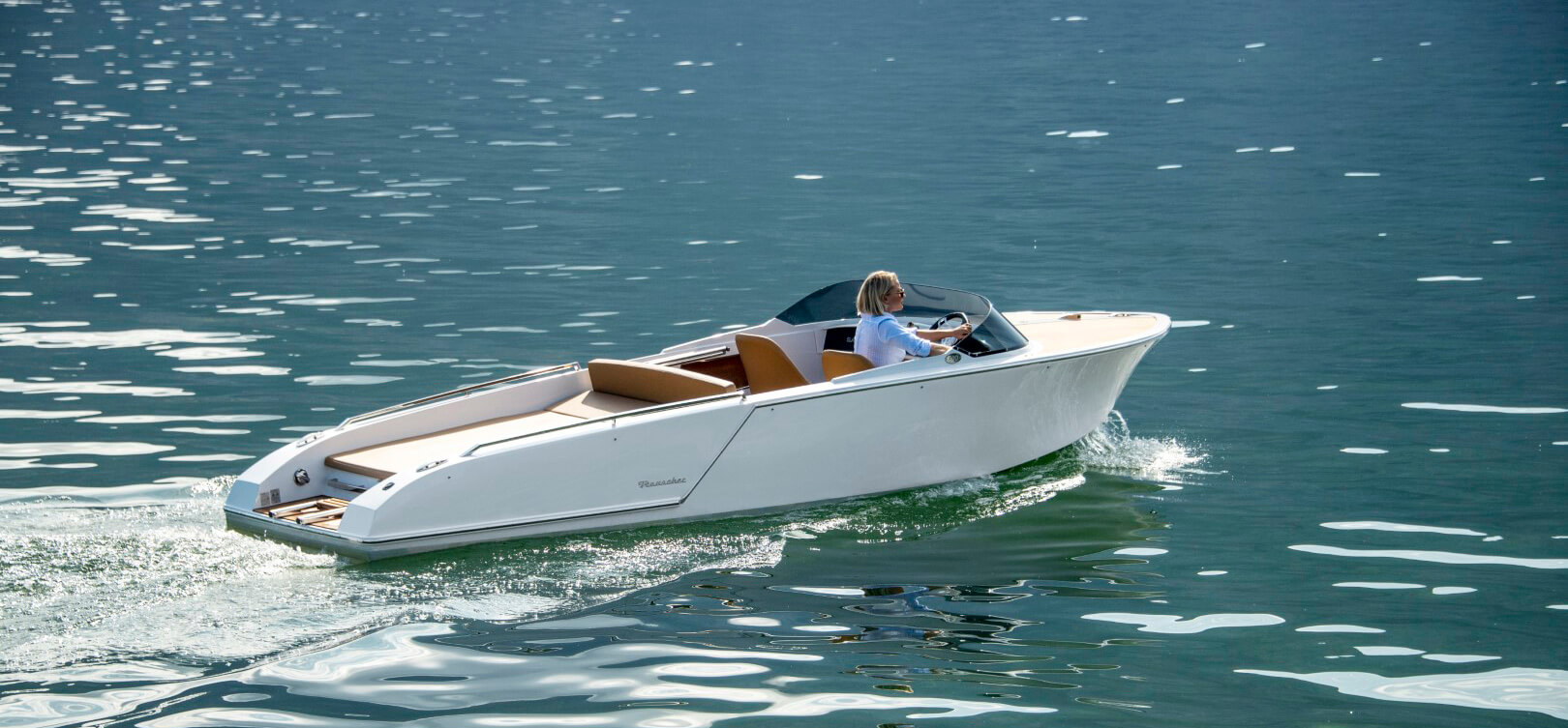Frauscher 610 San Remo, witte speedboot vaart over water
