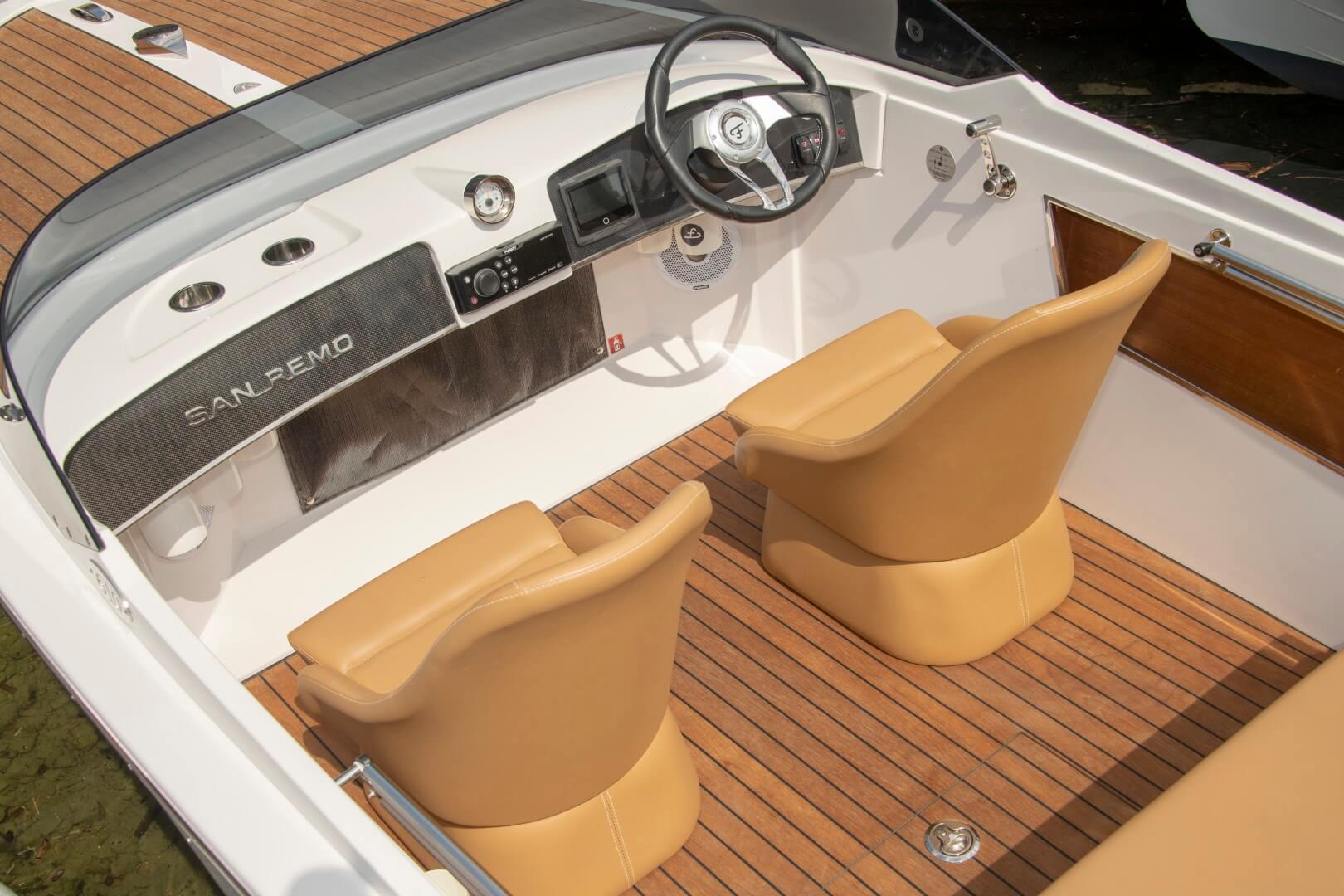Frauscher 610 San Remo, cockpit met stuurstand en stoelen