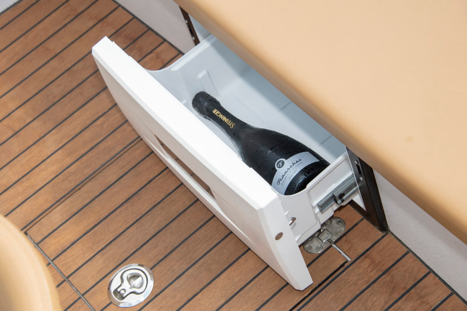 Frauscher 610 San Remo, lade met champagnefles in dek