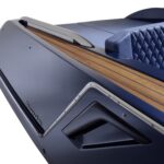 Frauscher 650 Alassio, boeg met houten dekstrook en zitbank