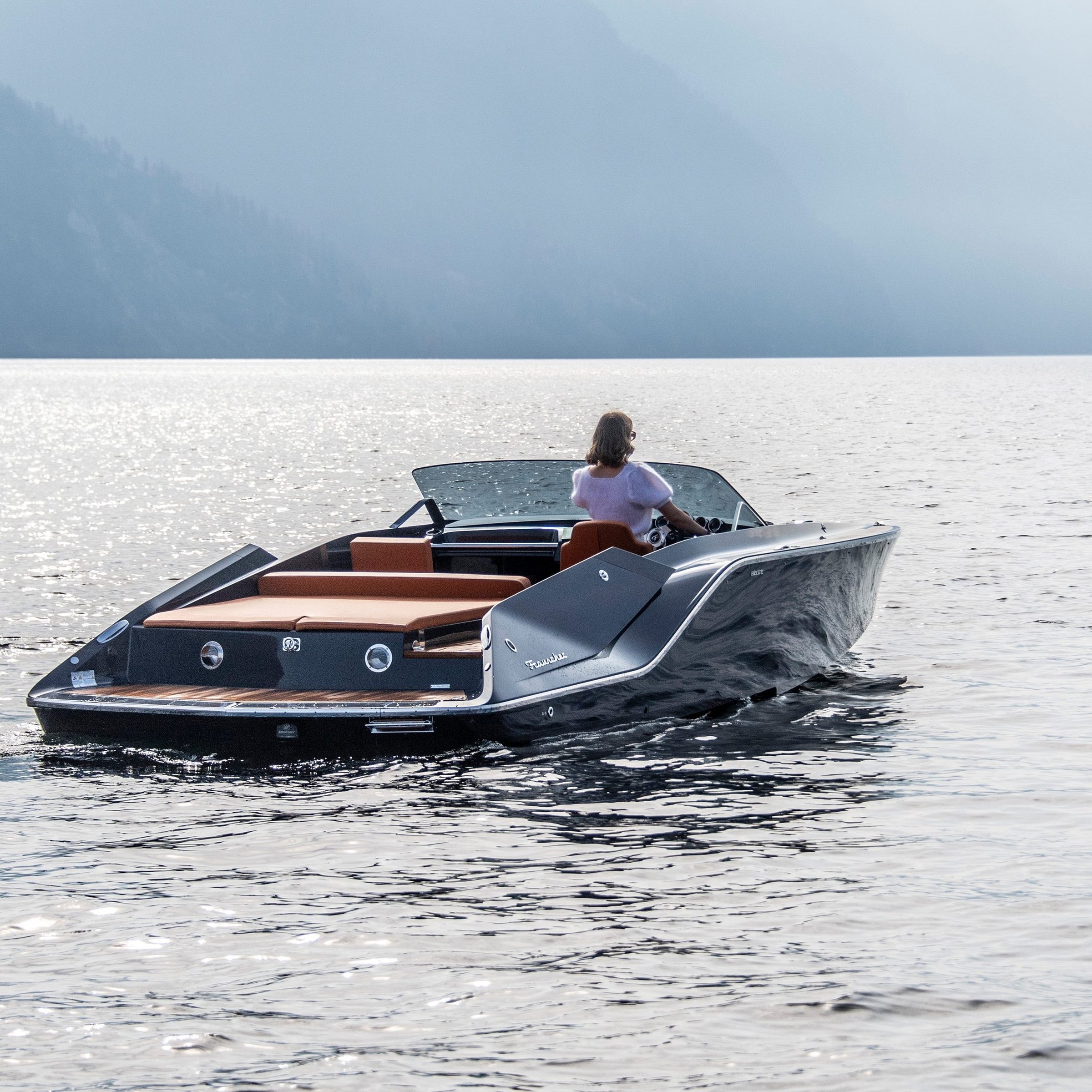 Frauscher 740 Mirage, boot varend op meer