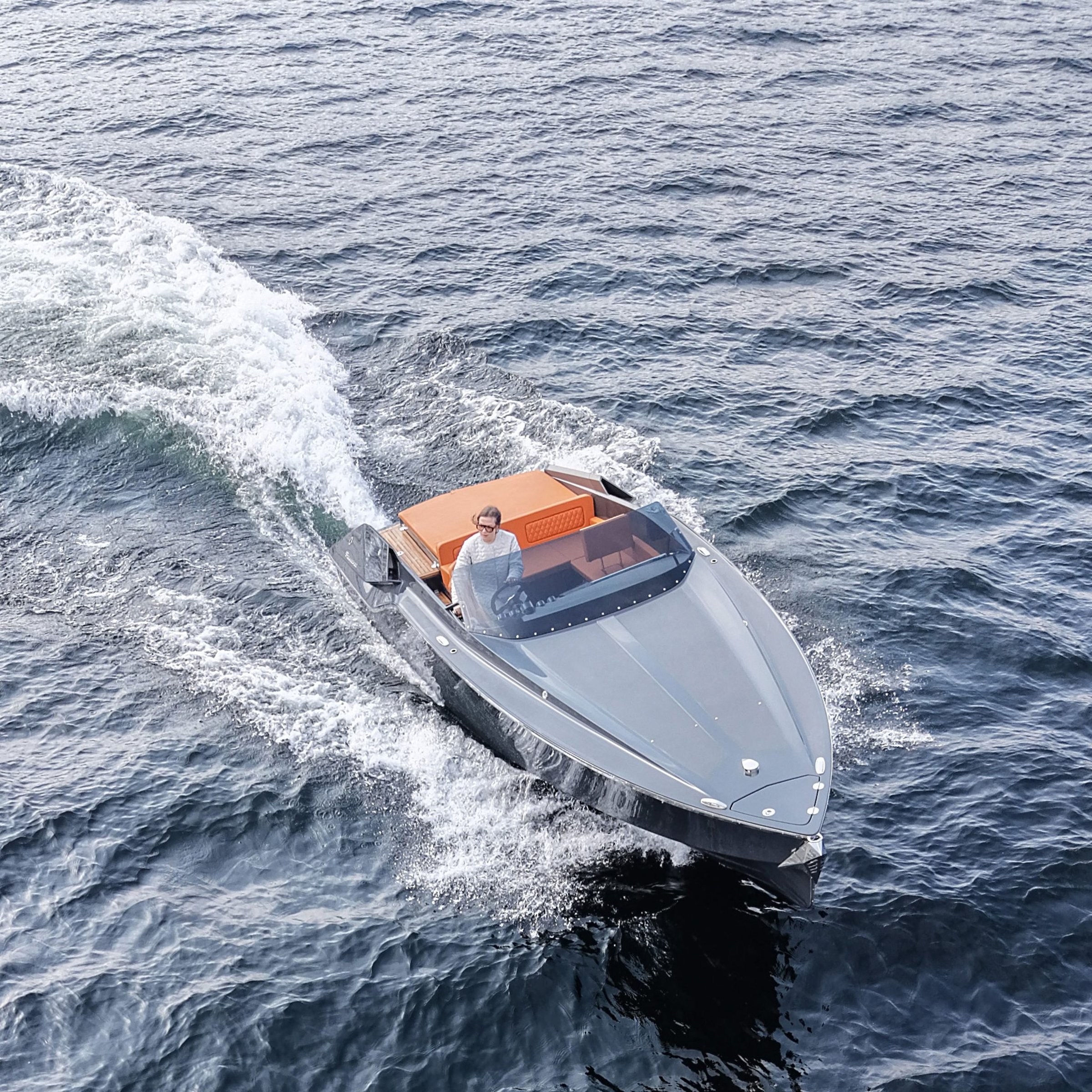 Frauscher 740 Mirage, speedboot varend met schuimend zog