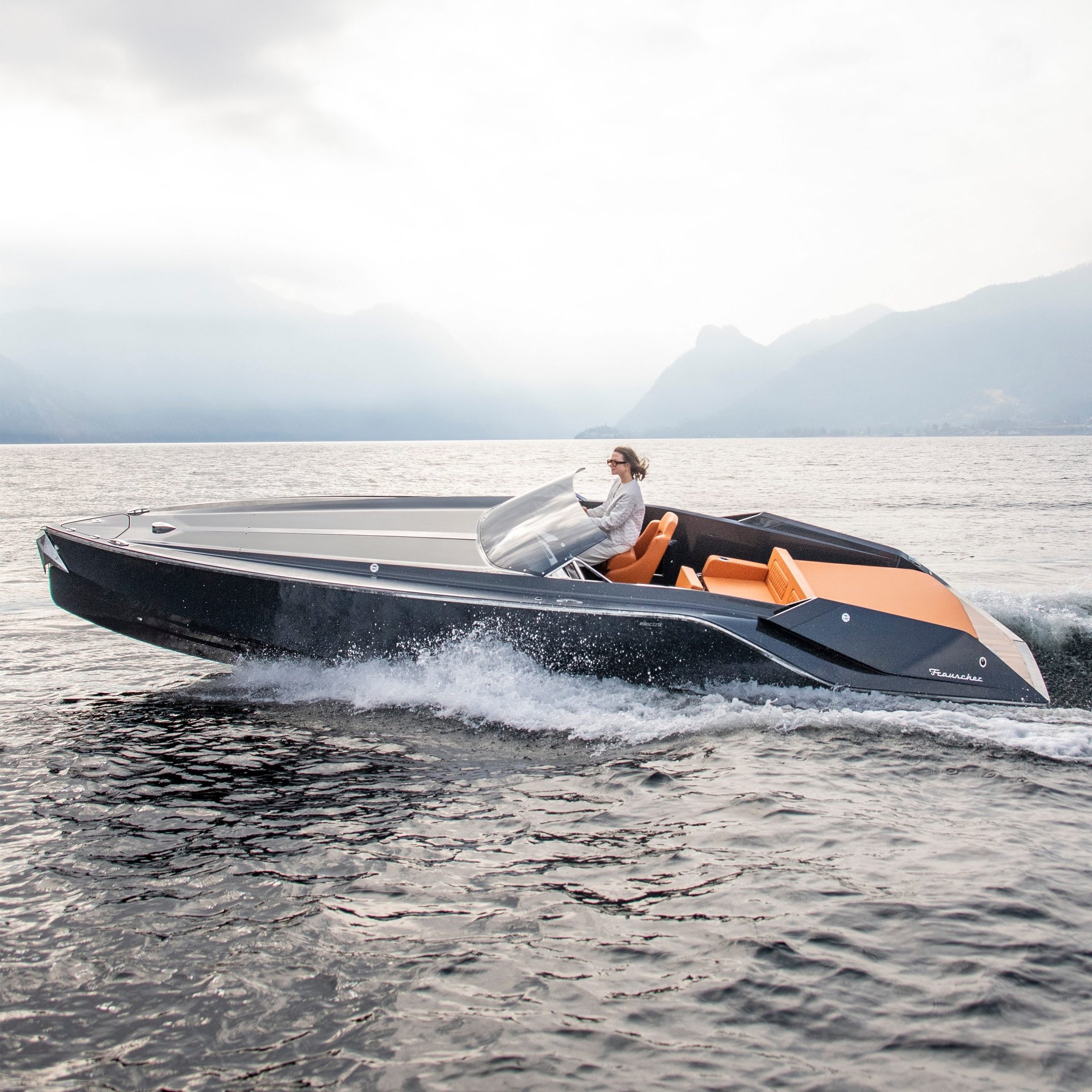 Frauscher 740 Mirage, speedboot varend op meer