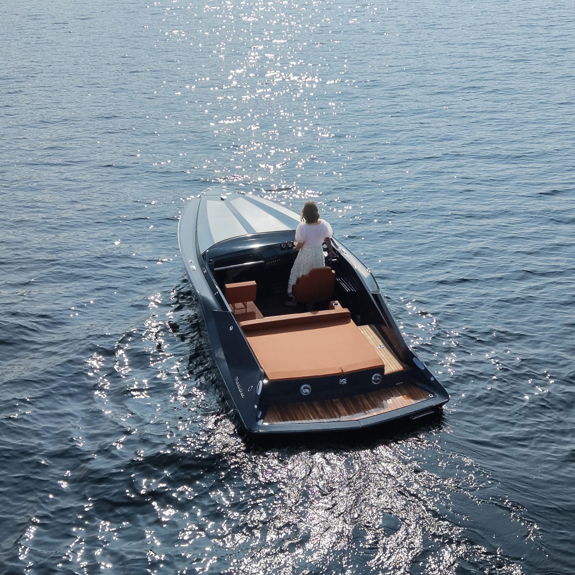 Frauscher 740 Mirage, speedboot varend op zee met vrouw