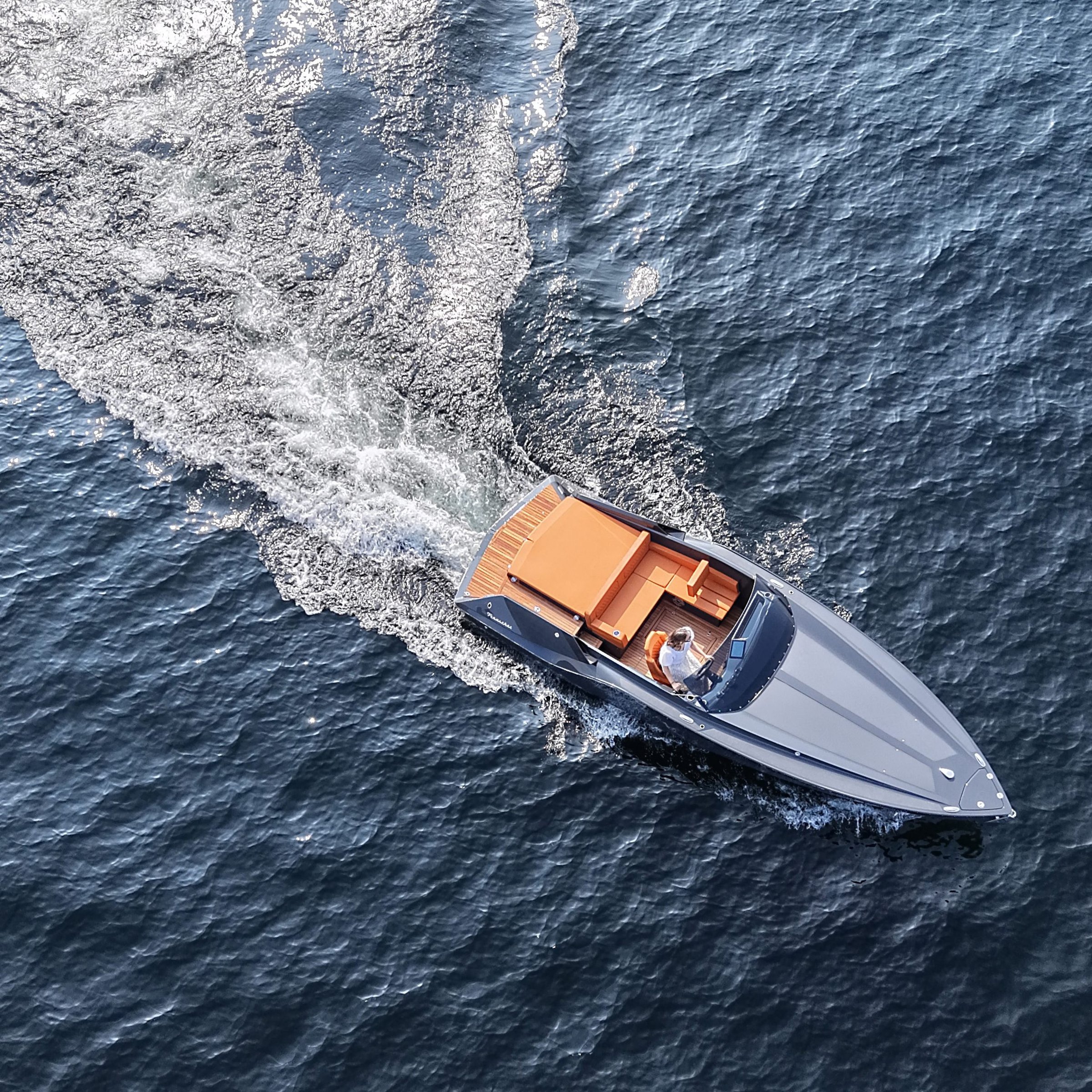 Frauscher 740 Mirage, speedboot varend op zee vanuit de lucht